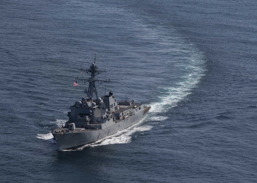 Ein Foto eines US-Lenkwaffenzerstörers USS Gravely im Ozean.