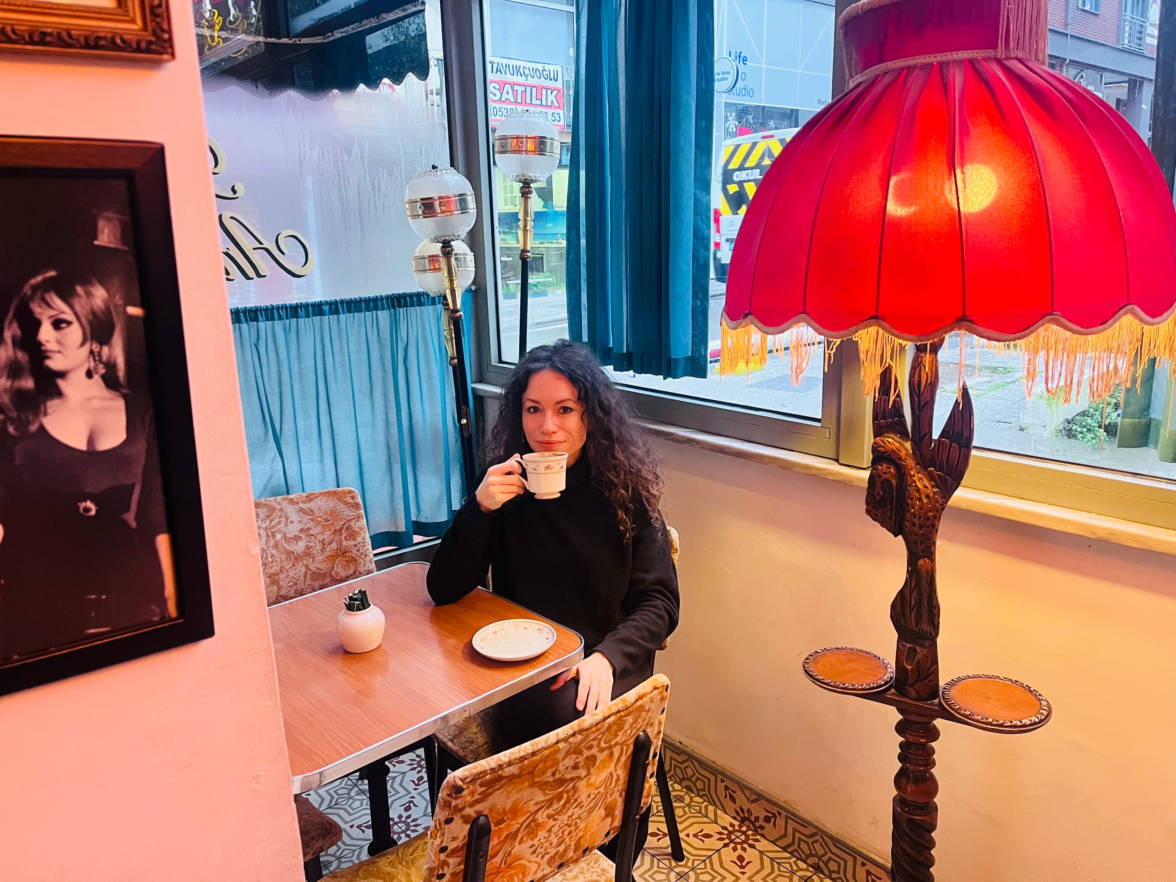 Die Autorin Maria Mocerino trinkt Kaffee in einem Café in Istanbul