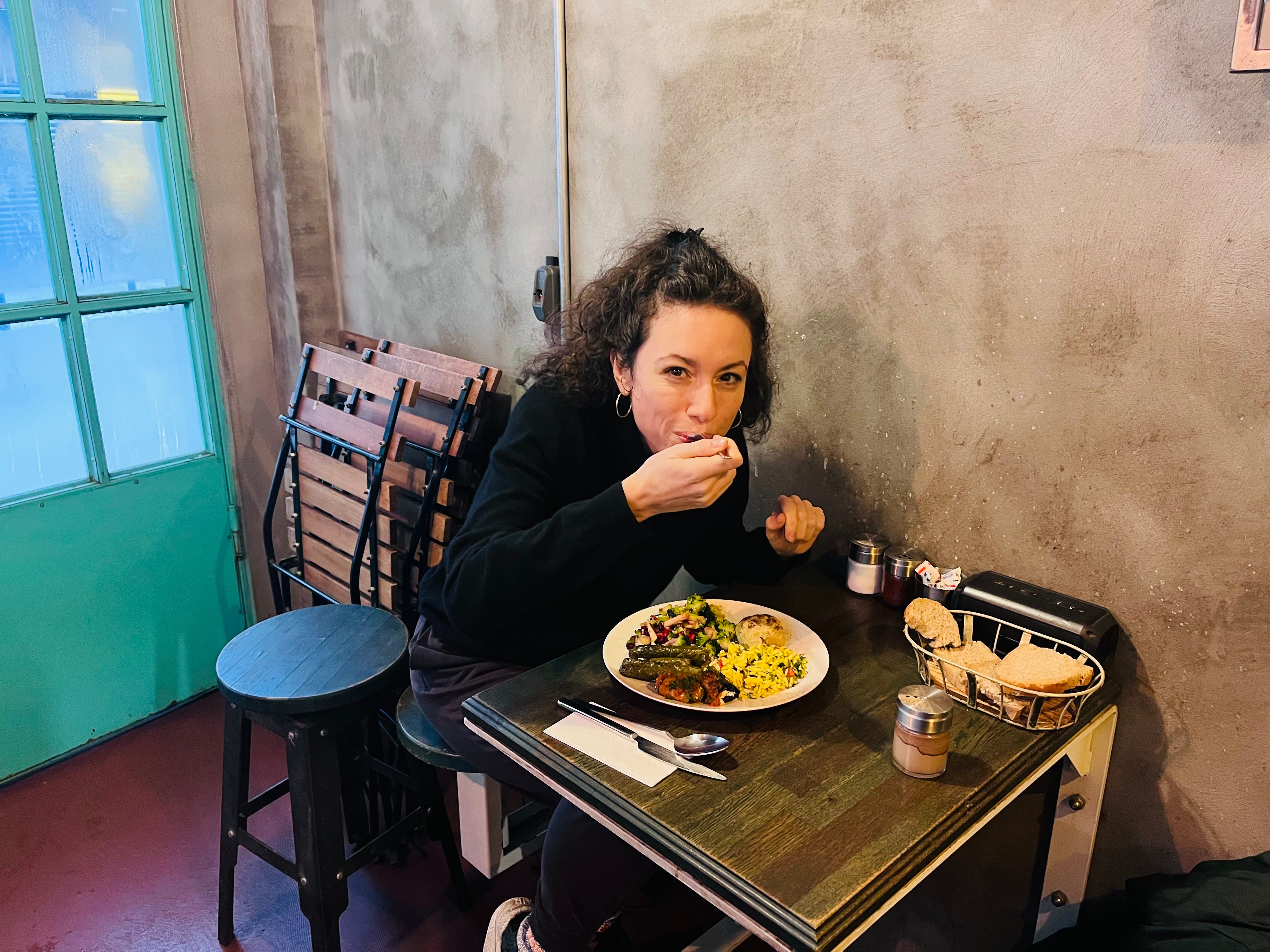Die Autorin Maria Mocerino isst in einem Café in Istanbul 