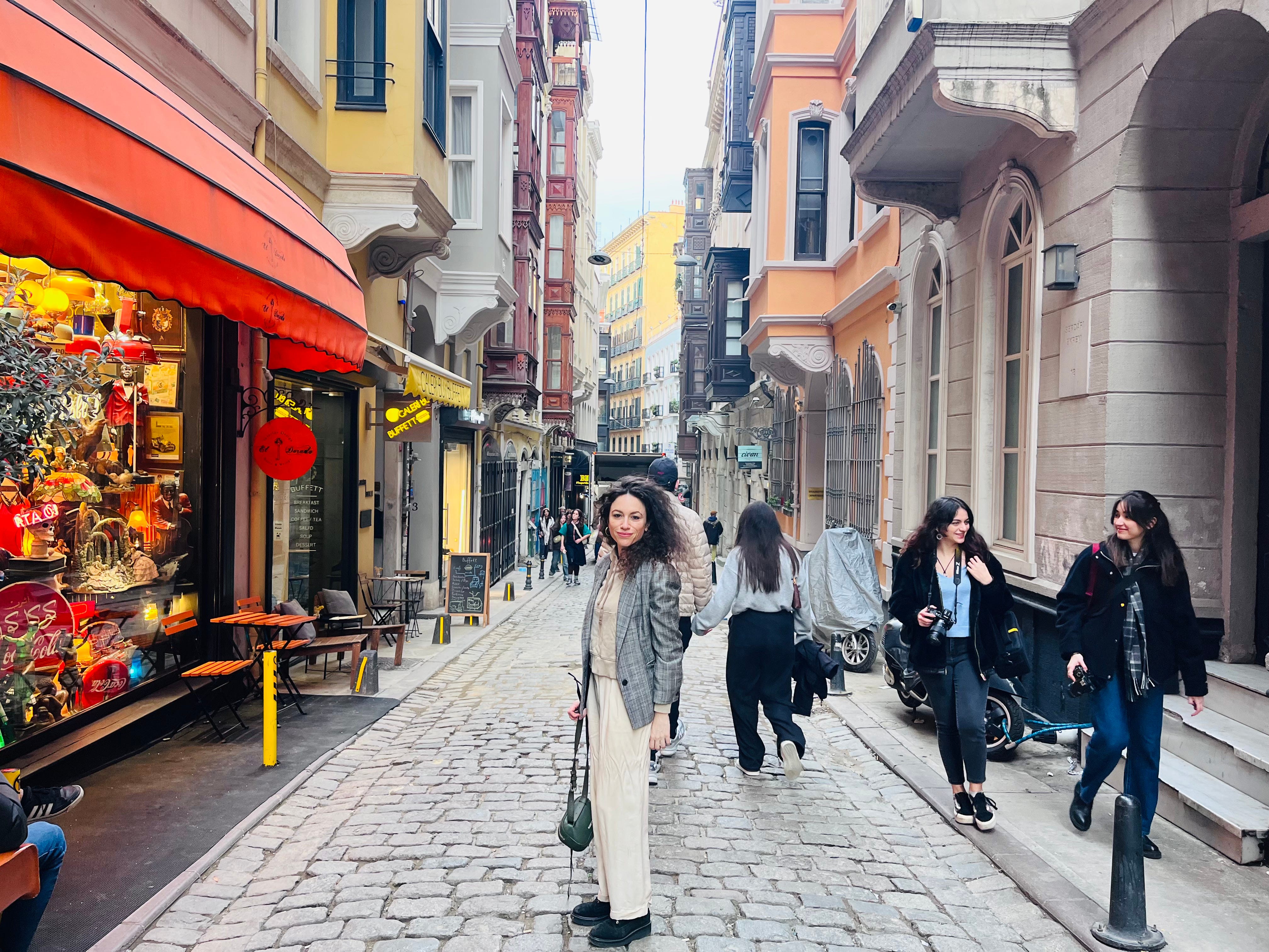 Die Autorin Maria Mocerino steht lächelnd auf einer Straße in Istanbul 