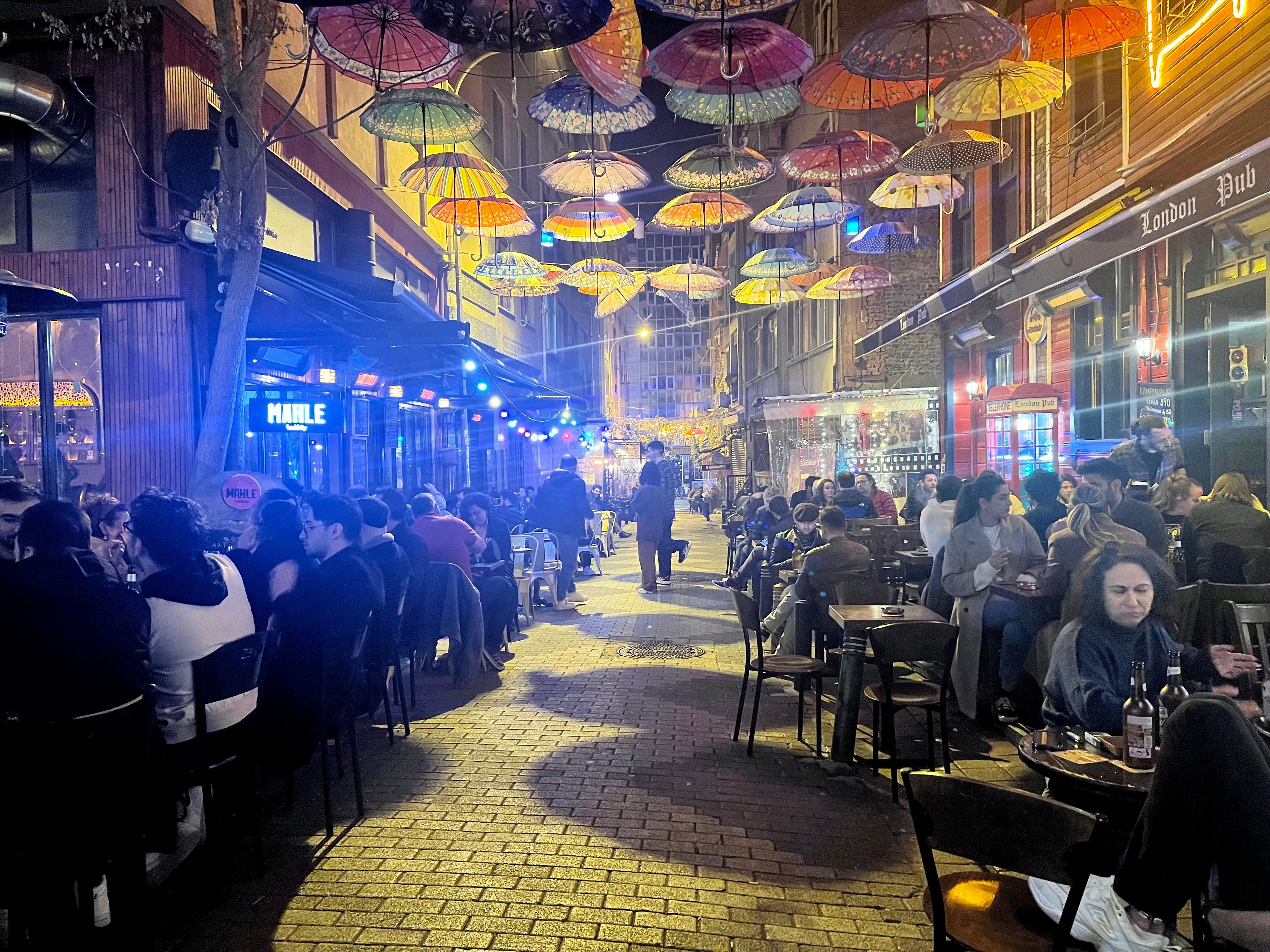 Eine Straße in Istanbul bei Nacht voller Menschen