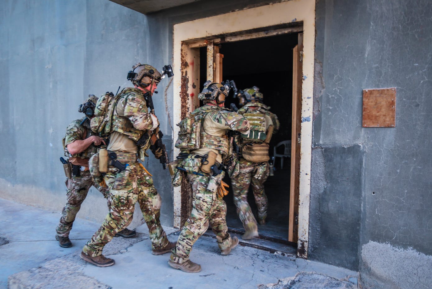 Green Berets manövrieren mit der 5. Special Forces Group (Airborne) durch ein Gebäude, während sie Räume räumen und Nahkampfübungen durchführen.