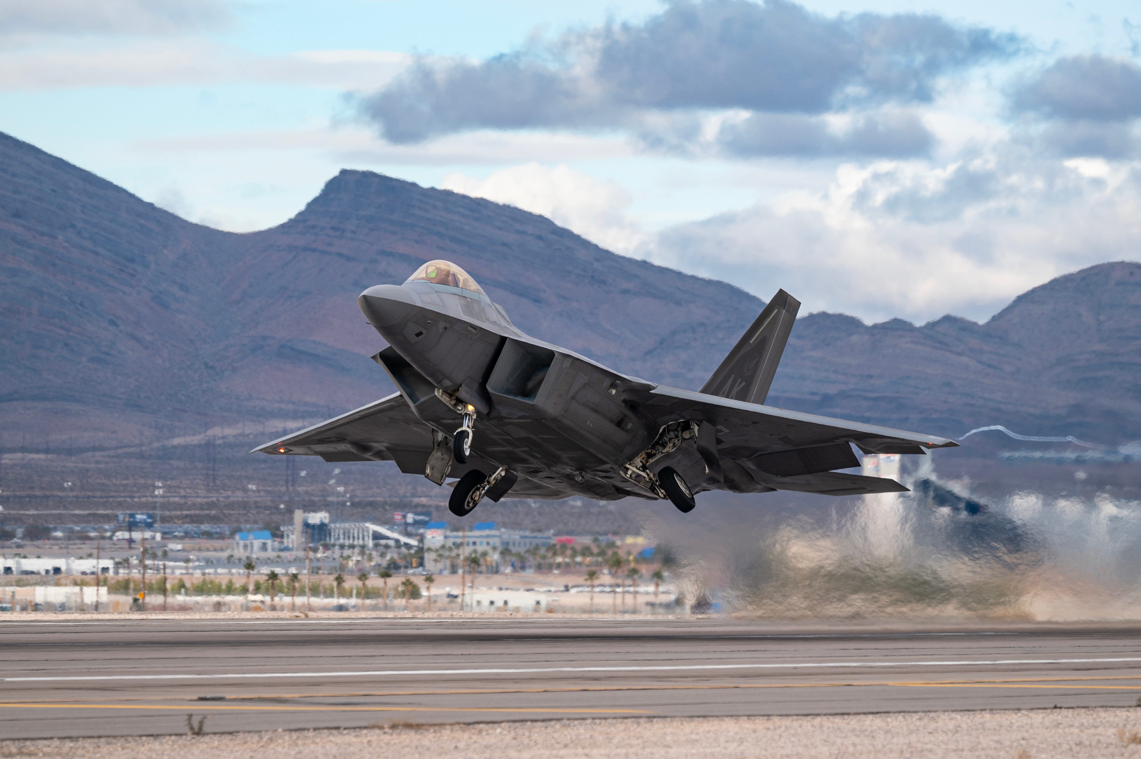 Eine F-22 Raptor, die dem 3. Flügel, Joint Base Elmendorf-Richardson, Alaska, zugeordnet ist, hebt am 23. Januar 2024 zur Red Flag-Nellis 24-1-Mission auf der Nellis Air Force Base, Nevada, ab.