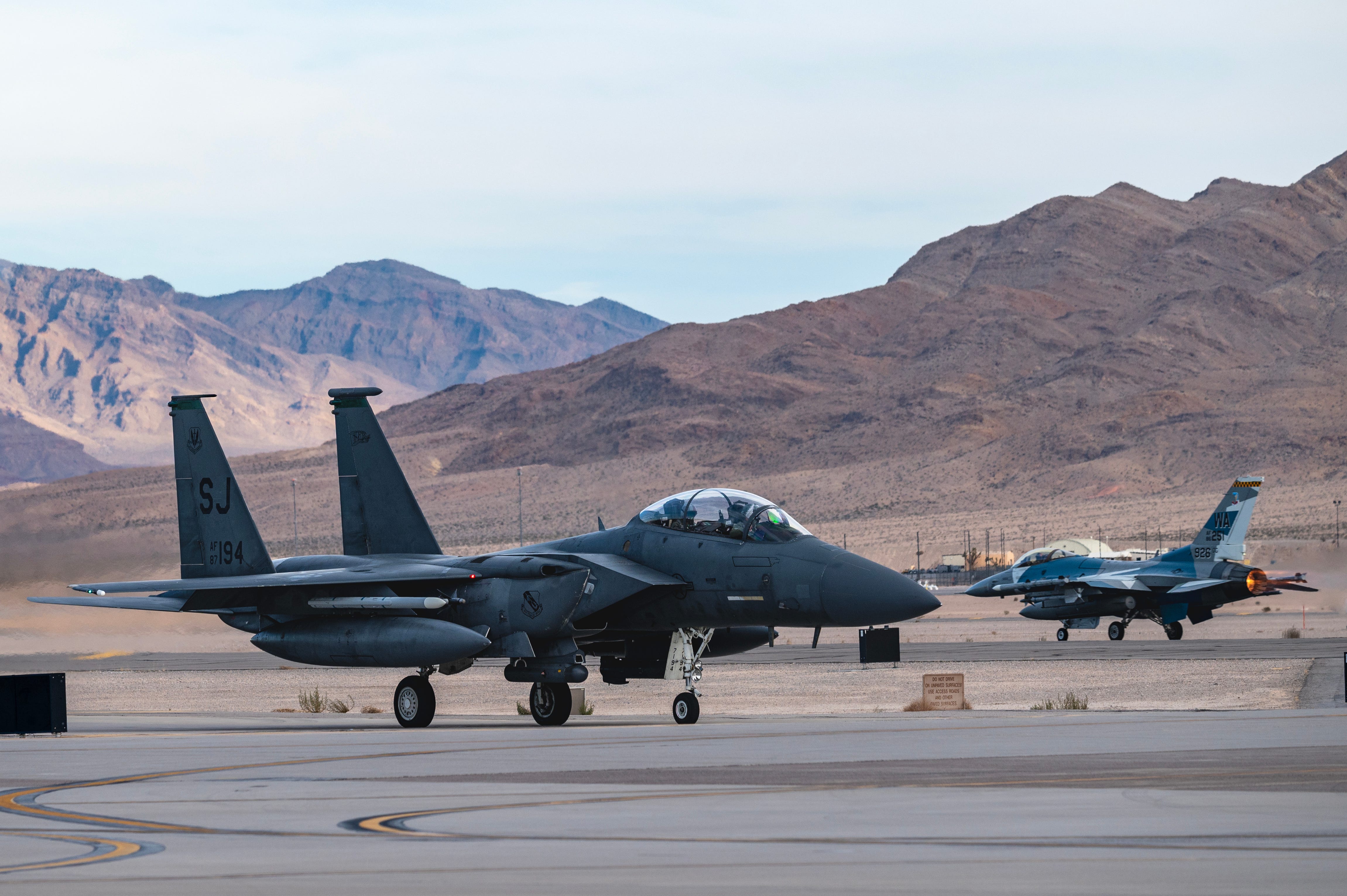 Eine F-15E Strike Eagle, die der Seymour Johnson Air Force Base, South Carolina, zugewiesen wurde, rollt vor dem Start zu einer Red Flag-Nellis 24-1-Mission auf der Nellis Air Force Base, Nevada, am 17. Januar.