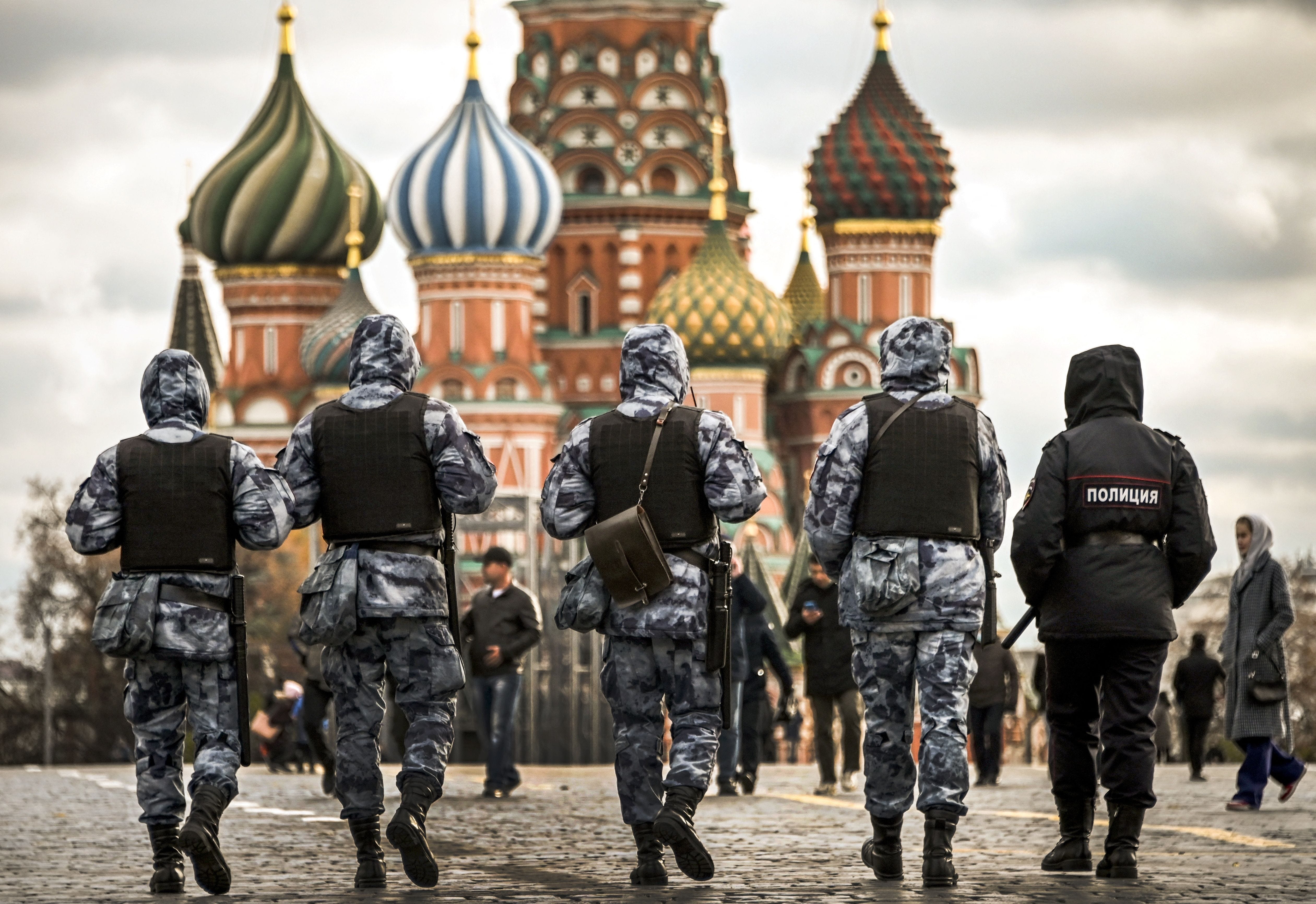 Russische Polizisten und Soldaten der Nationalgarde (Rosgvardia) patrouillieren auf dem Roten Platz im Zentrum von Moskau.