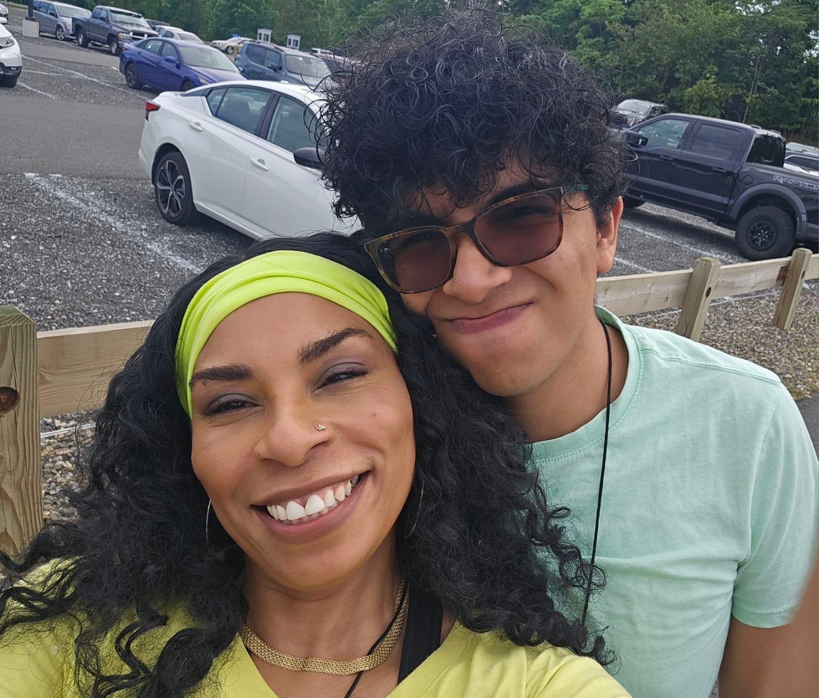 Lynne Vargas und ihr Sohn machen ein Selfie