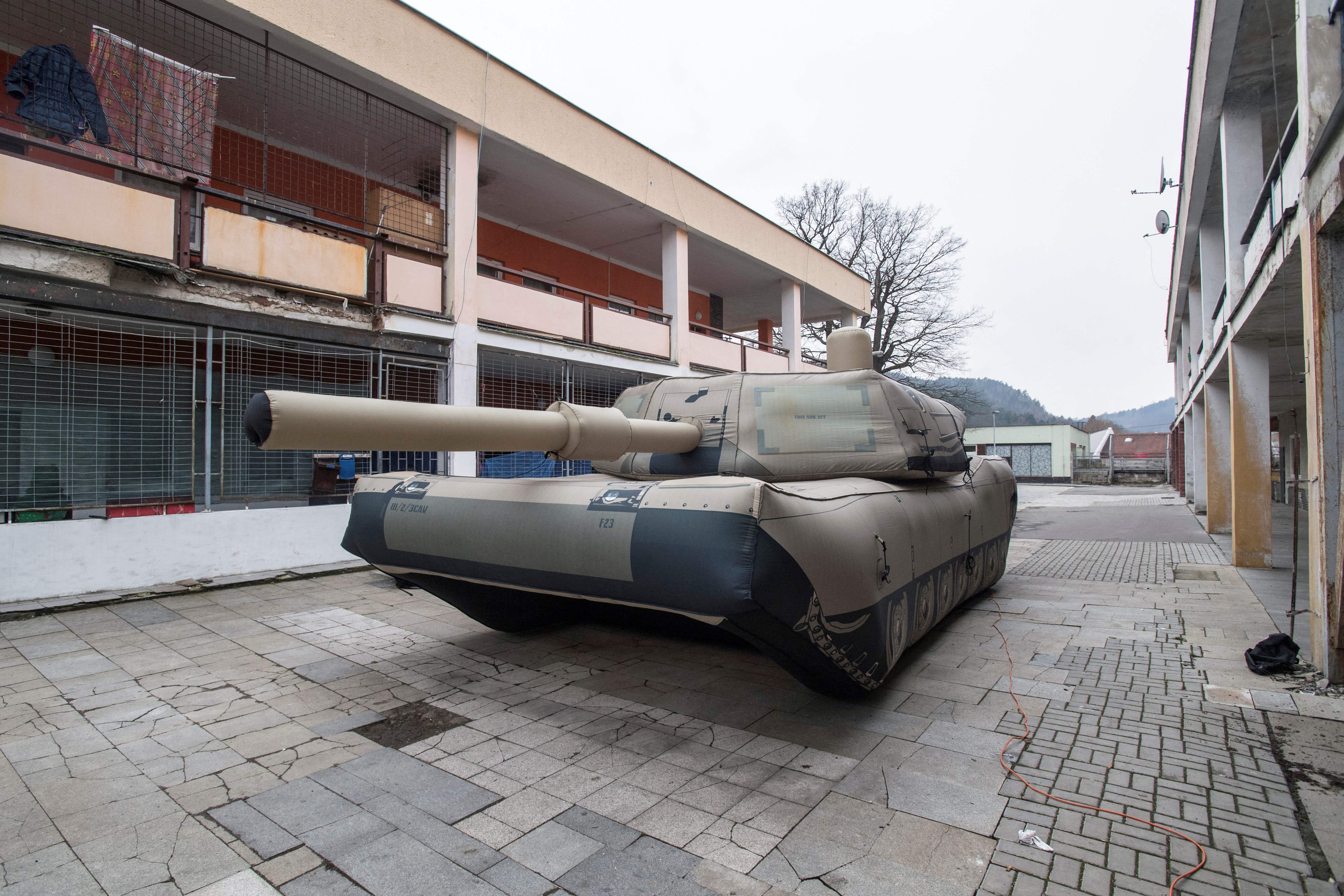 Ein aufblasbarer Täuschkörper eines M1 Abrams-Panzers. 