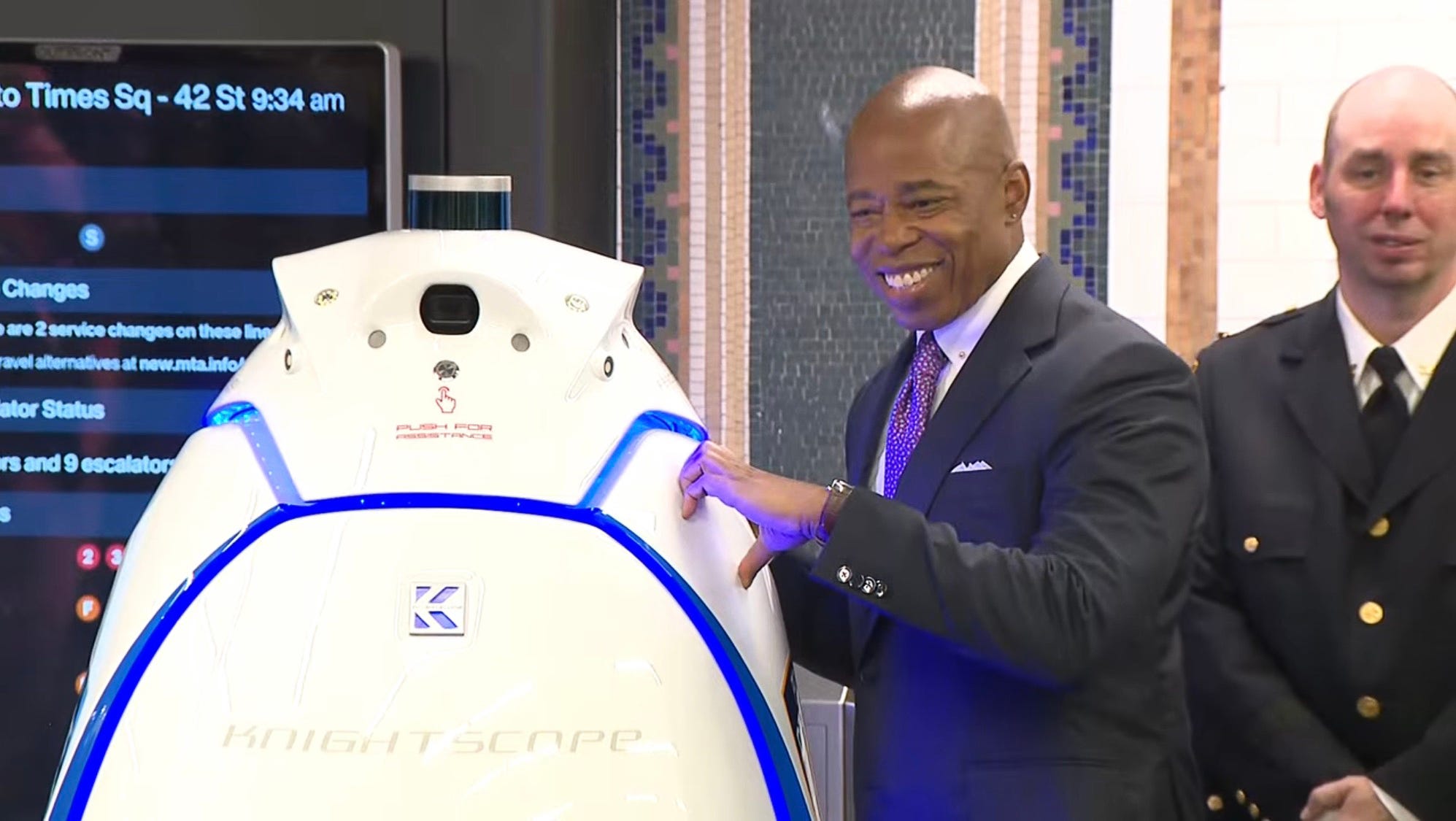 Bürgermeister Eric Adams versucht, mit dem U-Bahn-Roboter die Herzenssache zu machen