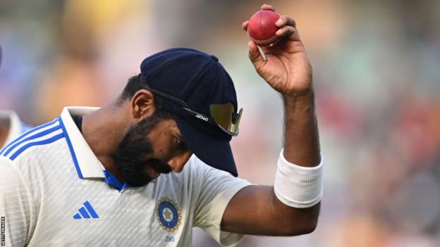 Der indische Schnellbowler Jasprit Bumrah hält den Ball hoch, als er nach einem 6:45 gegen England davonläuft