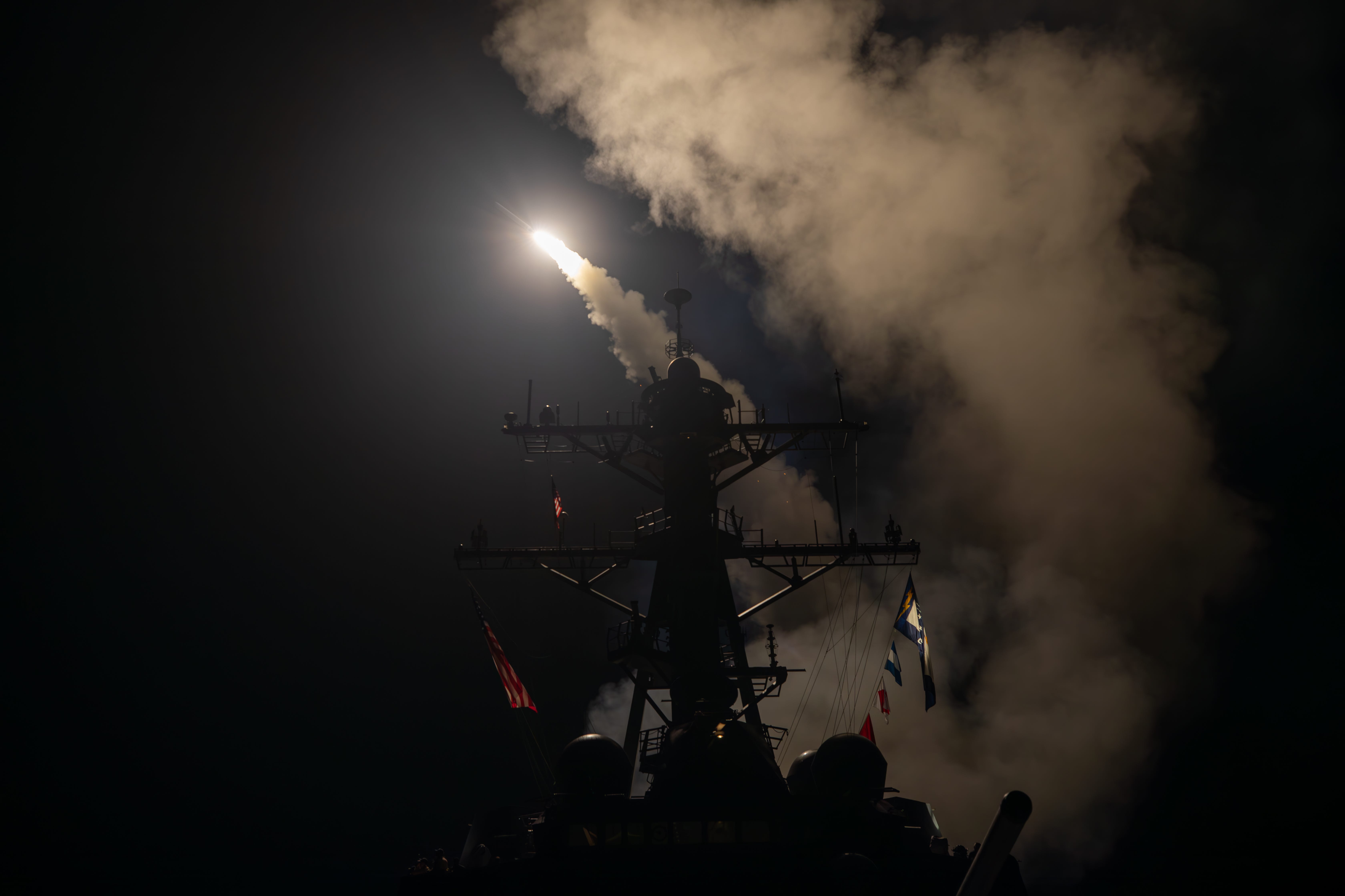 Der Lenkwaffenzerstörer USS Gravely feuert Tomahawk-Landangriffsraketen als Reaktion auf das zunehmende bösartige Verhalten der vom Iran unterstützten Huthi im Roten Meer ab, 12. Januar 2024.