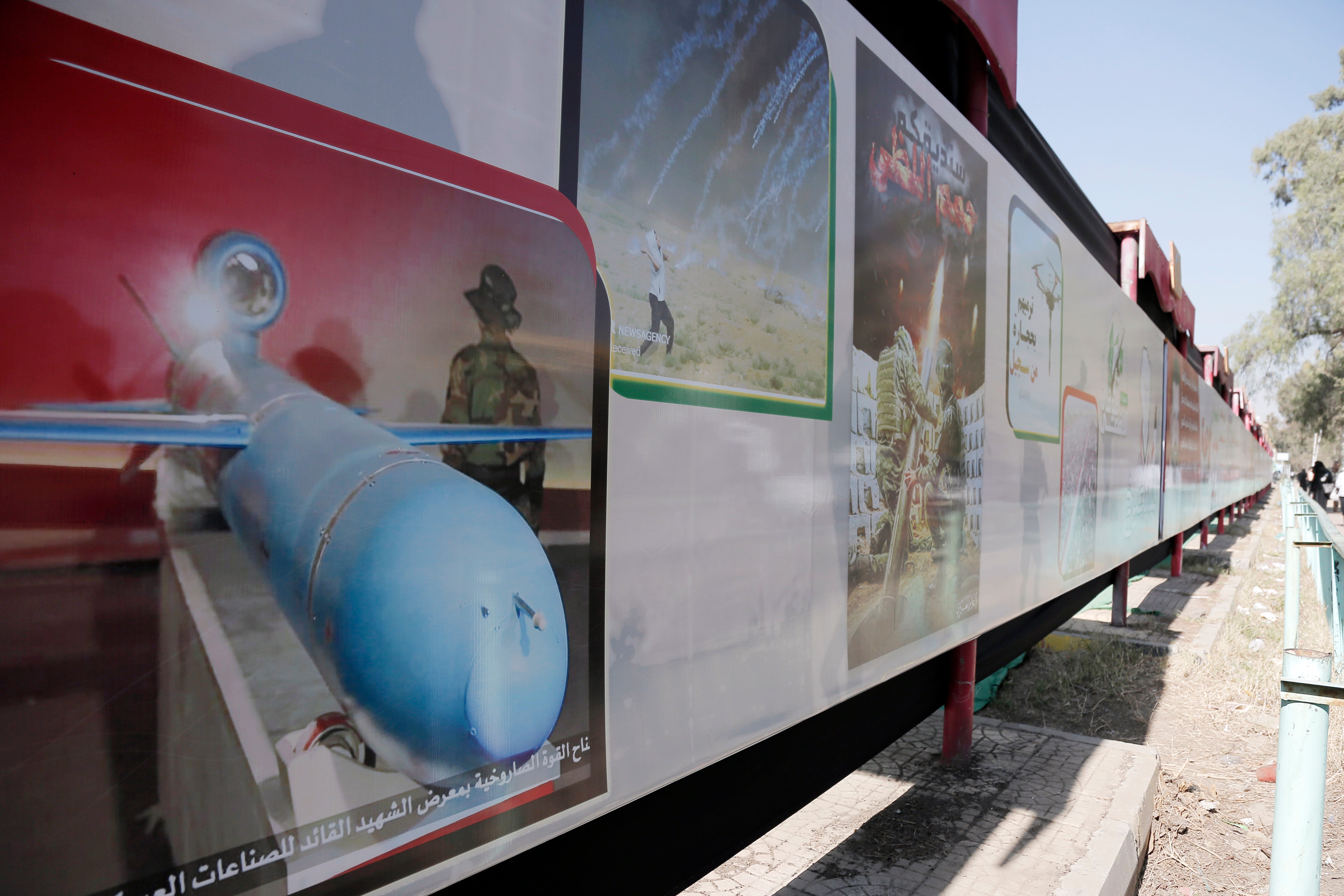 Eine Plakatwand mit Bildern von Anti-Schiffs-Raketen wird in einer Ausstellung gezeigt, die in Solidarität mit den Palästinensern und gegen die israelische Bombardierung in Gaza am 31. Januar 2024 in Sana'a, Jemen, eröffnet wurde.