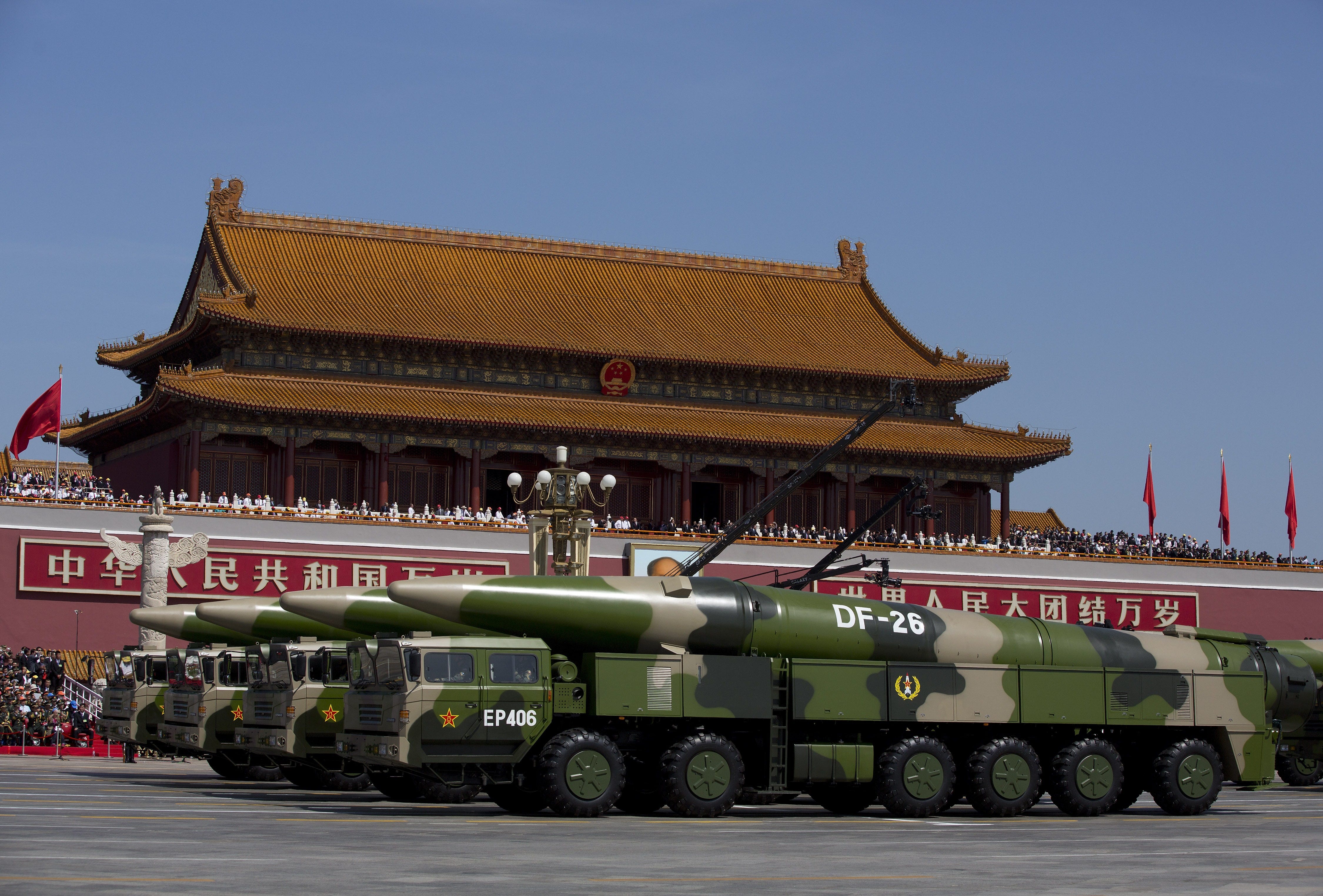 Militärfahrzeuge mit ballistischen DF-26-Raketen fahren während einer Militärparade anlässlich des 70. Jahrestages des Endes des Zweiten Weltkriegs am 3. September 2015 in Peking, China, am Tiananmen-Tor vorbei.