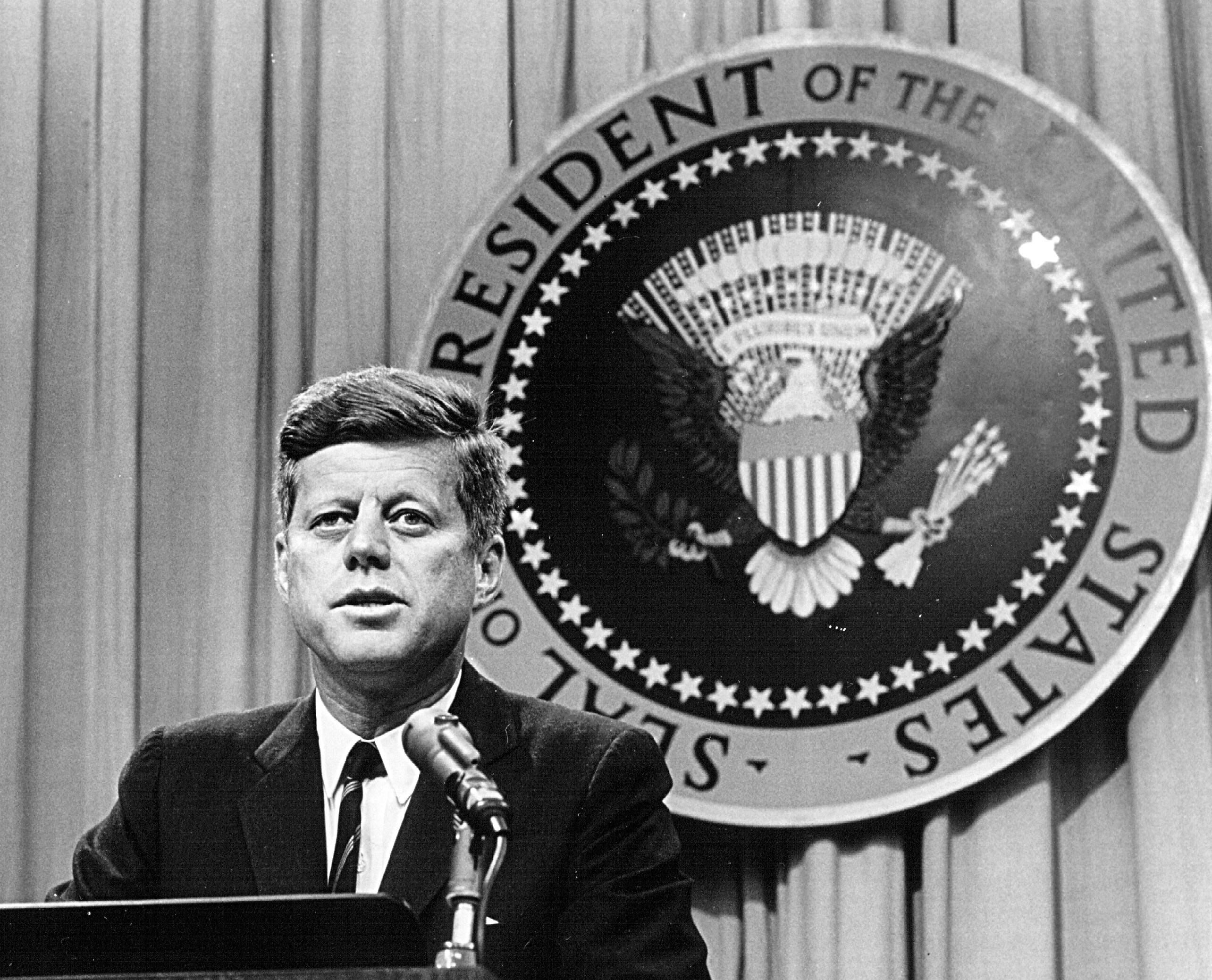 Präsident John F. Kennedy spricht auf einer Pressekonferenz am 1. August 1963.