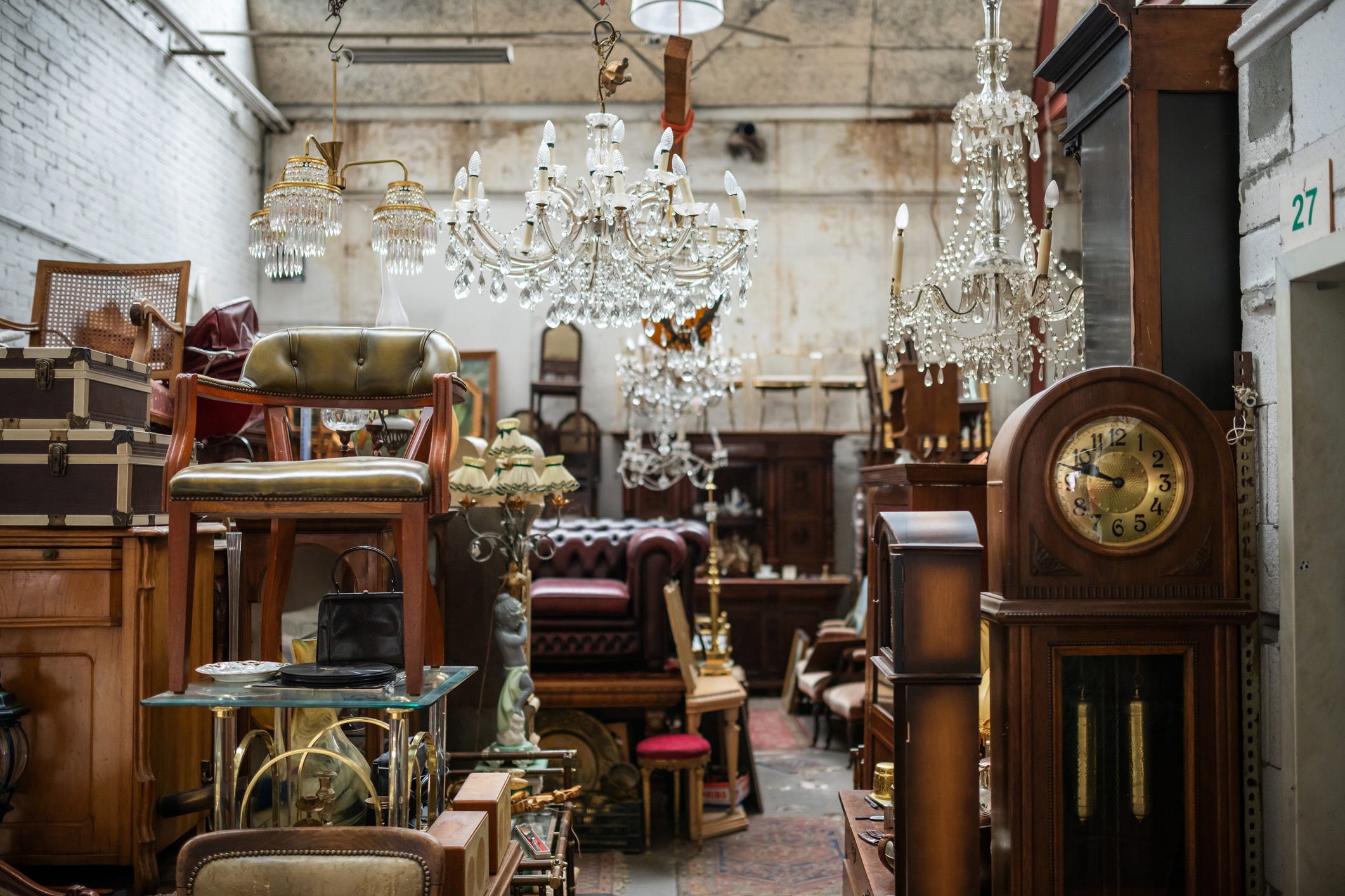 Ein Geschäft voller Vintage-Holzmöbel und Kronleuchter.