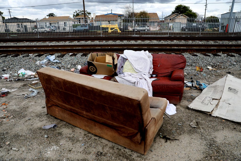 Weggeworfene Sofas und Müll entlang der Bahngleise entlang der Grandee Ave und E 97th St in Watts am Donnerstag, 4. Mai 2023 in Los Angeles, CA.