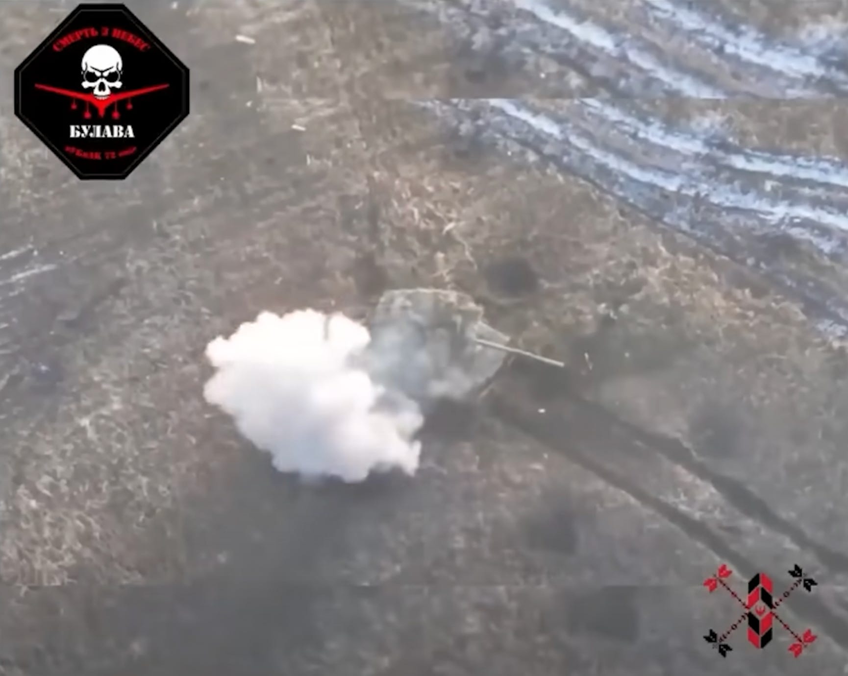 Auf Drohnen montierte Kameras zeigen, wie ein UAV einen russischen Panzer trifft.
