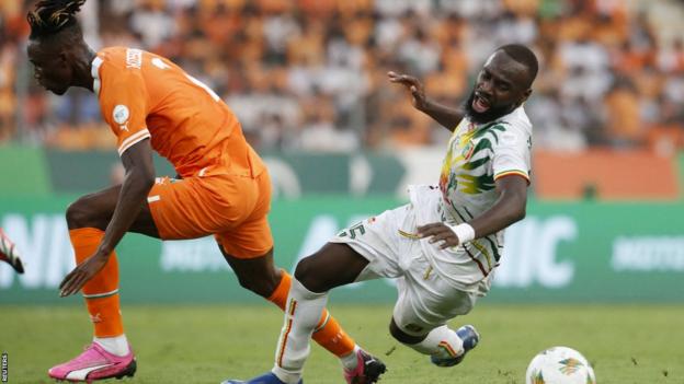 Odilon Kossounou erhielt eine zweite gelbe Karte für einen Sturz auf Lassine Sinayoko beim Afcon-Fußballturnier