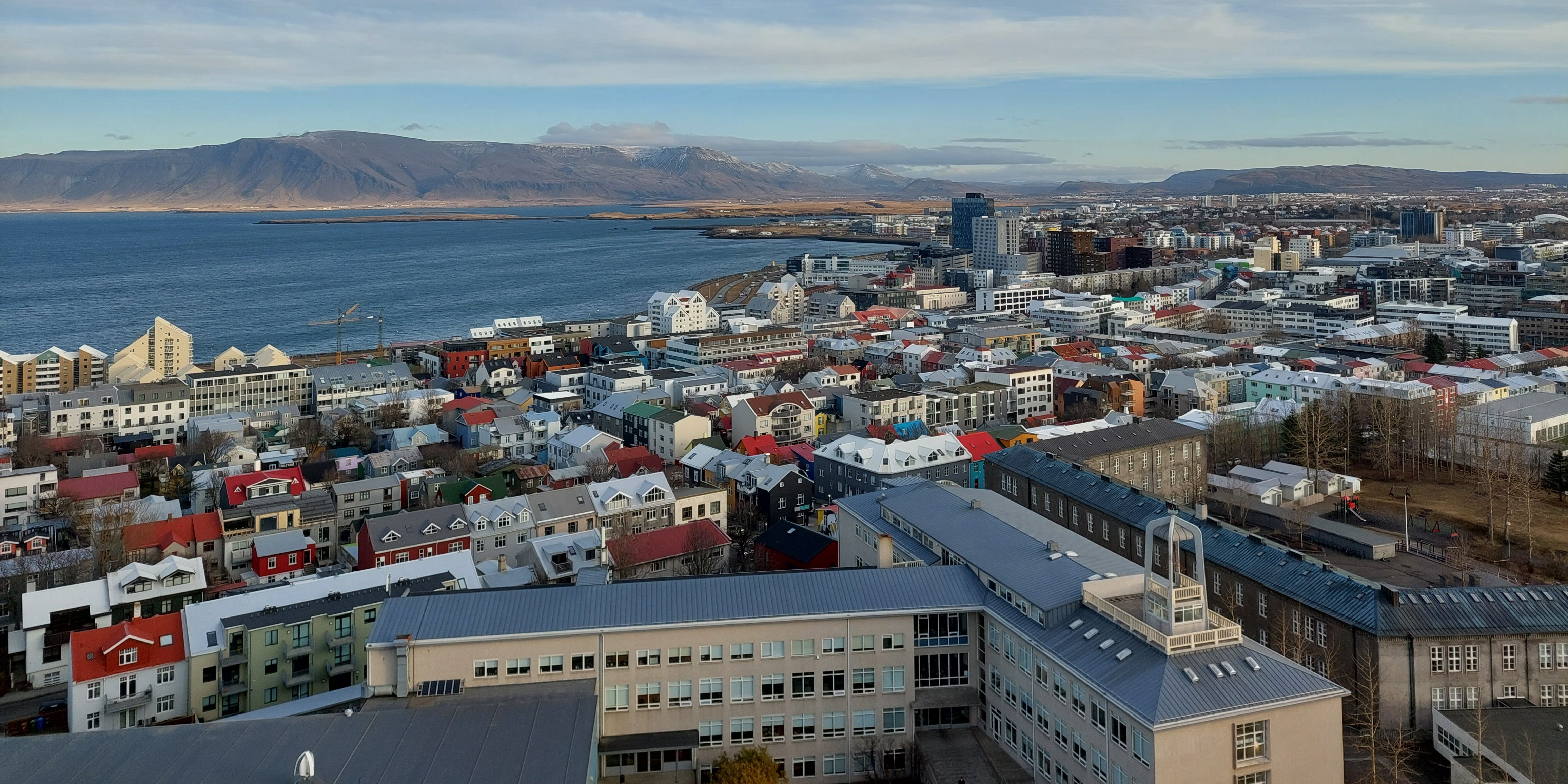 Ein Blick auf Reykjavik, Island, mit Bergen im Hintergrund und Häusern