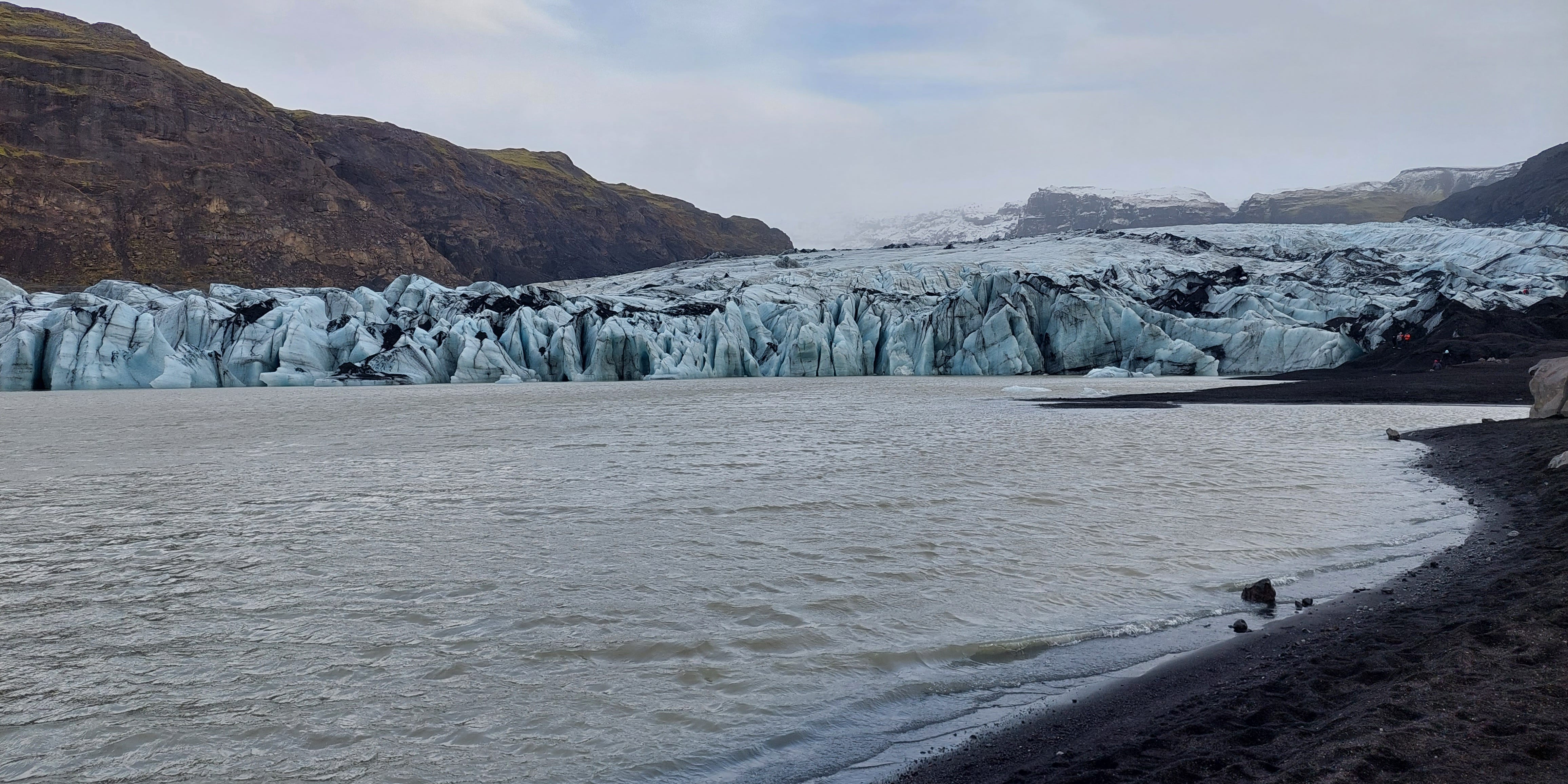 Sólheimajökull-Gletscher in Island, umgeben von einem See und Stränden