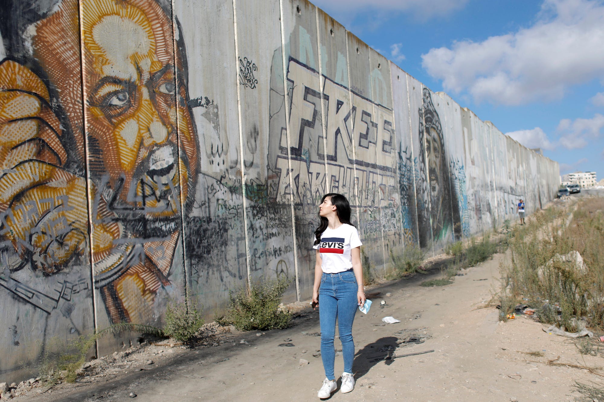 Eine Palästinenserin betrachtet ein Wandgemälde, das den inhaftierten Fatah-Führer Marwan Barghouti zeigt.