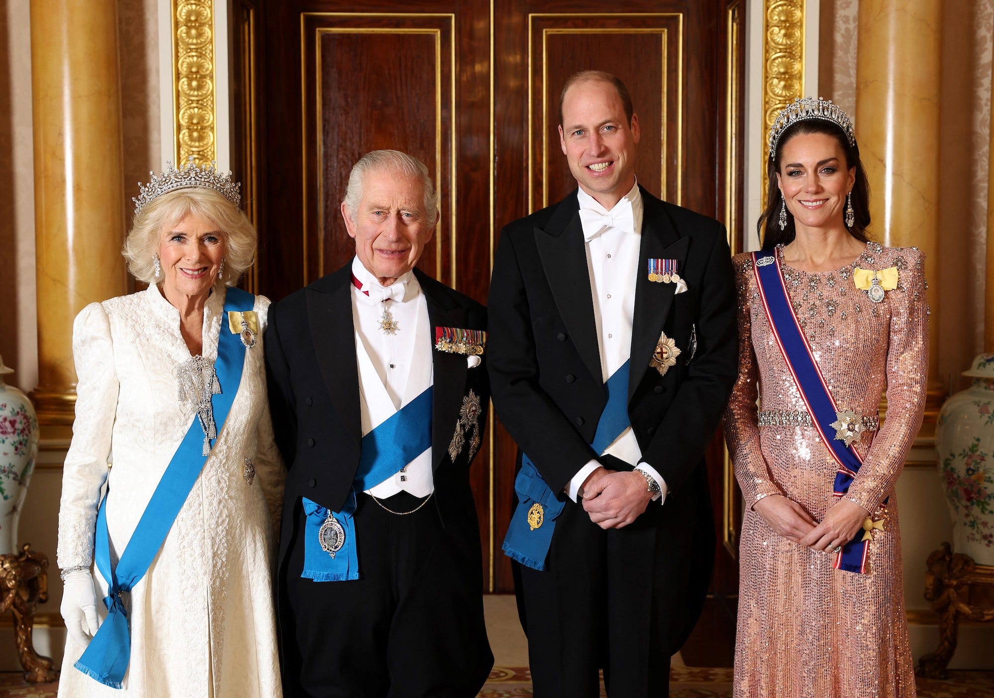 Königin Camilla, König Karl II. und der Prinz und die Prinzessin von Wales, Dezember 2023