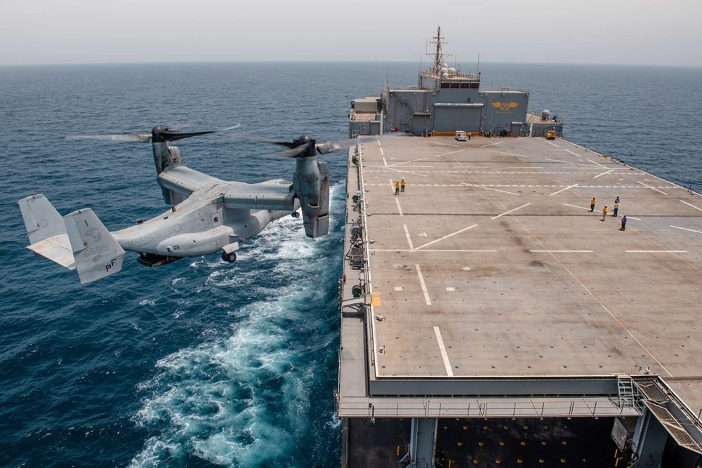 Ein MV22 Osprey-Hubschrauber bereitet sich auf die Landung an Bord des Expeditionsseestützpunkts USS Lewis B. Puller vor.