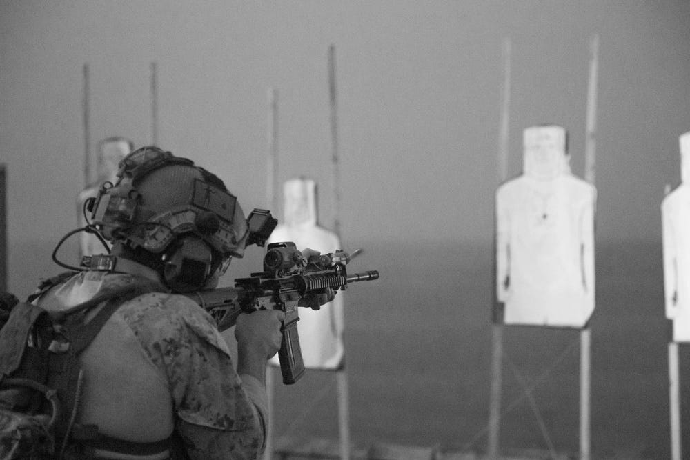 Ein Marine feuert mit einem Karabinergewehr auf ein Ziel