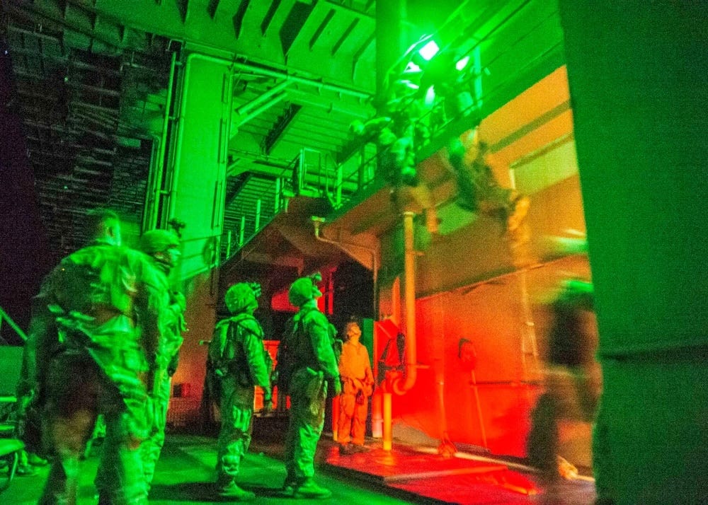 US-Marineinfanteristen nehmen an der Ausbildung zum Einschiffen von Schiffen teil