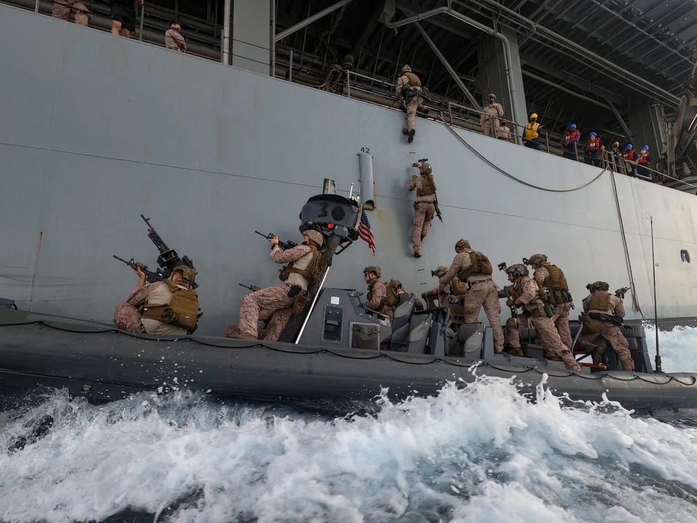 US-Marineinfanteristen besteigen den Expeditionsseestützpunkt USS Lewis B. Puller vom Schlauchboot aus