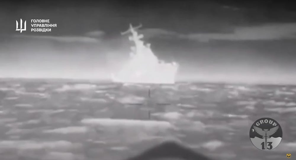 Ein Standbild aus einem Video, das am Donnerstag, dem 1. Februar 2024, vom Verteidigungsgeheimdienst der Ukraine geteilt wurde. Das umgekehrte Schwarz-Weiß-Bild zeigt die Silhouette eines Schiffes auf dem Wasser, wobei es sich laut Angaben der Ukraine um eine Drohnenperspektive vor der Zerstörung des Schiffes handelt.