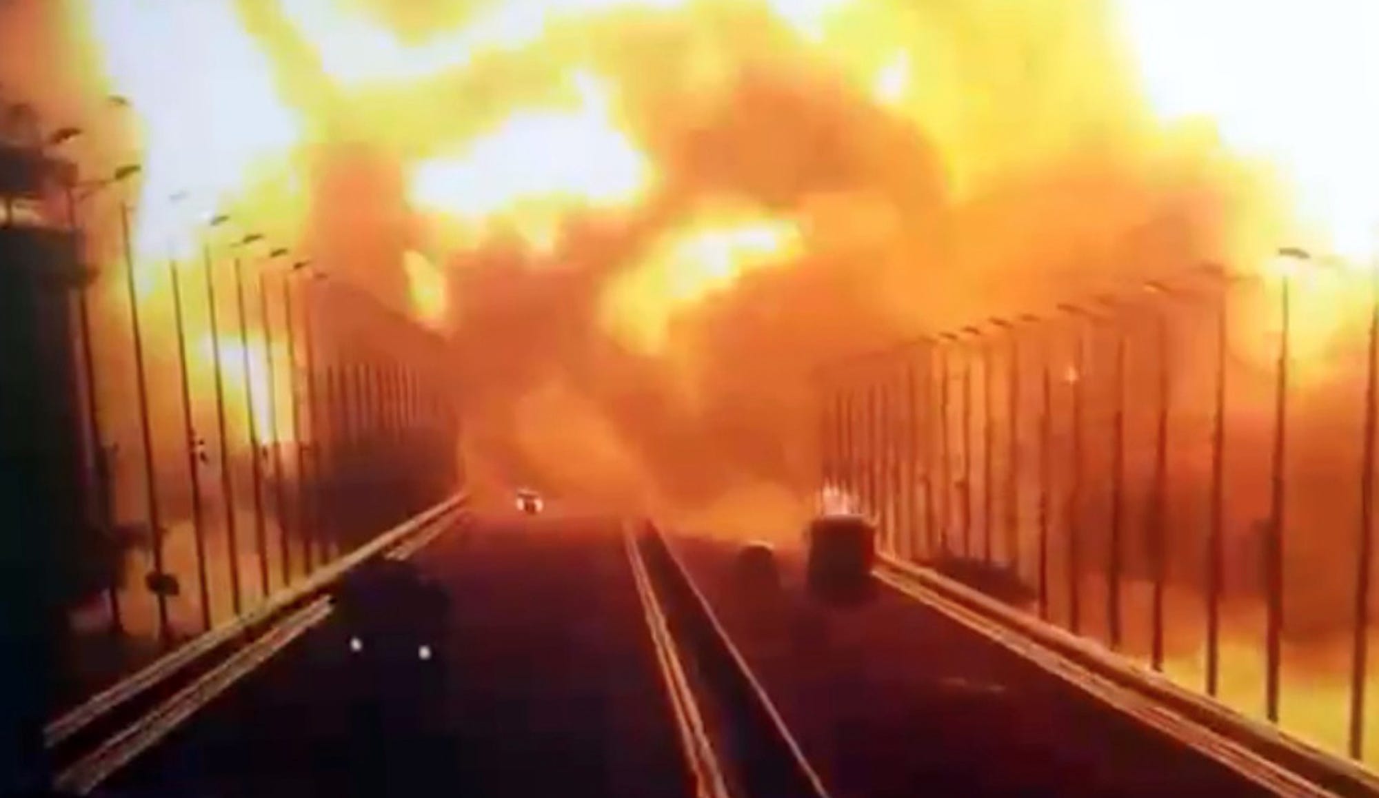 Flammen und Rauch steigen nach einer Explosion an der Kertsch-Brücke in der Straße von Kertsch auf der Krim auf