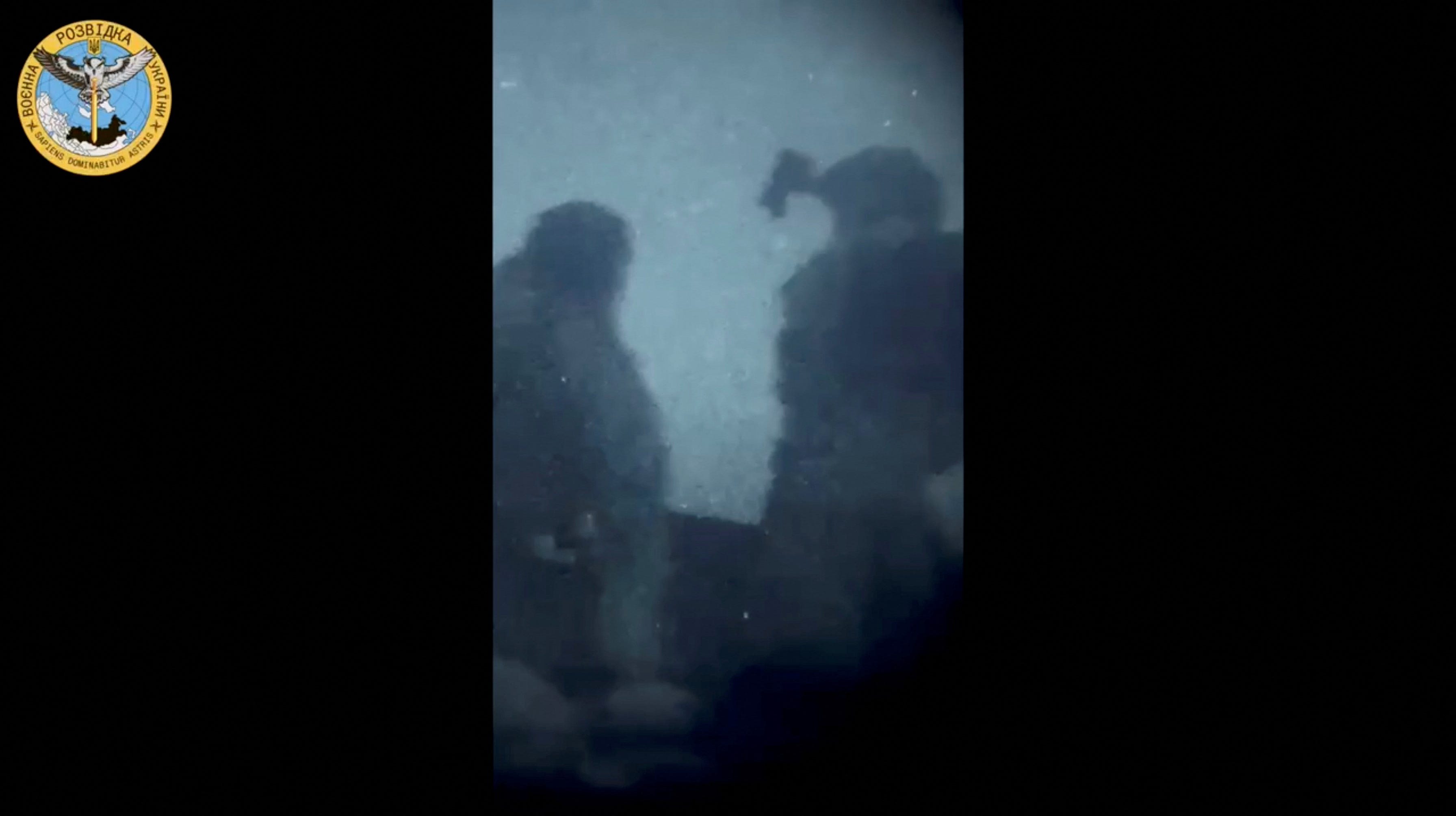 In diesem Screenshot aus einem am 24. August 2023 veröffentlichten Handout-Video sind ukrainische Soldaten auf einem Boot während einer „Sonderoperation“ der ukrainischen Streitkräfte an einem Ort in der Nähe der Siedlungen Olenivka und Majak auf der Krim zu sehen.