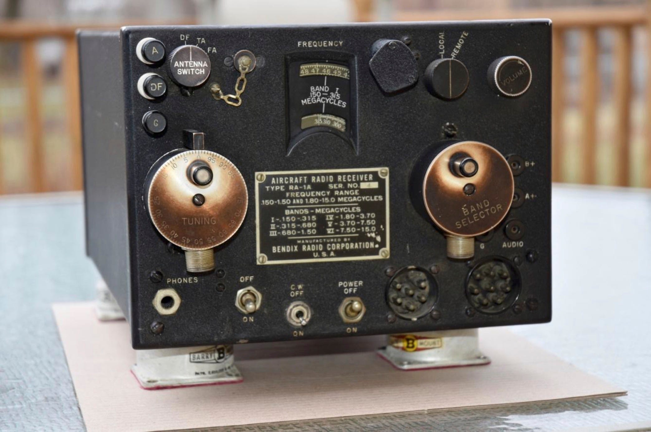 Der Funkempfänger des Flugzeugs wurde von Nauticos im Rahmen ihrer Recherchen zu Earharts letzten Übertragungen nachgebaut.