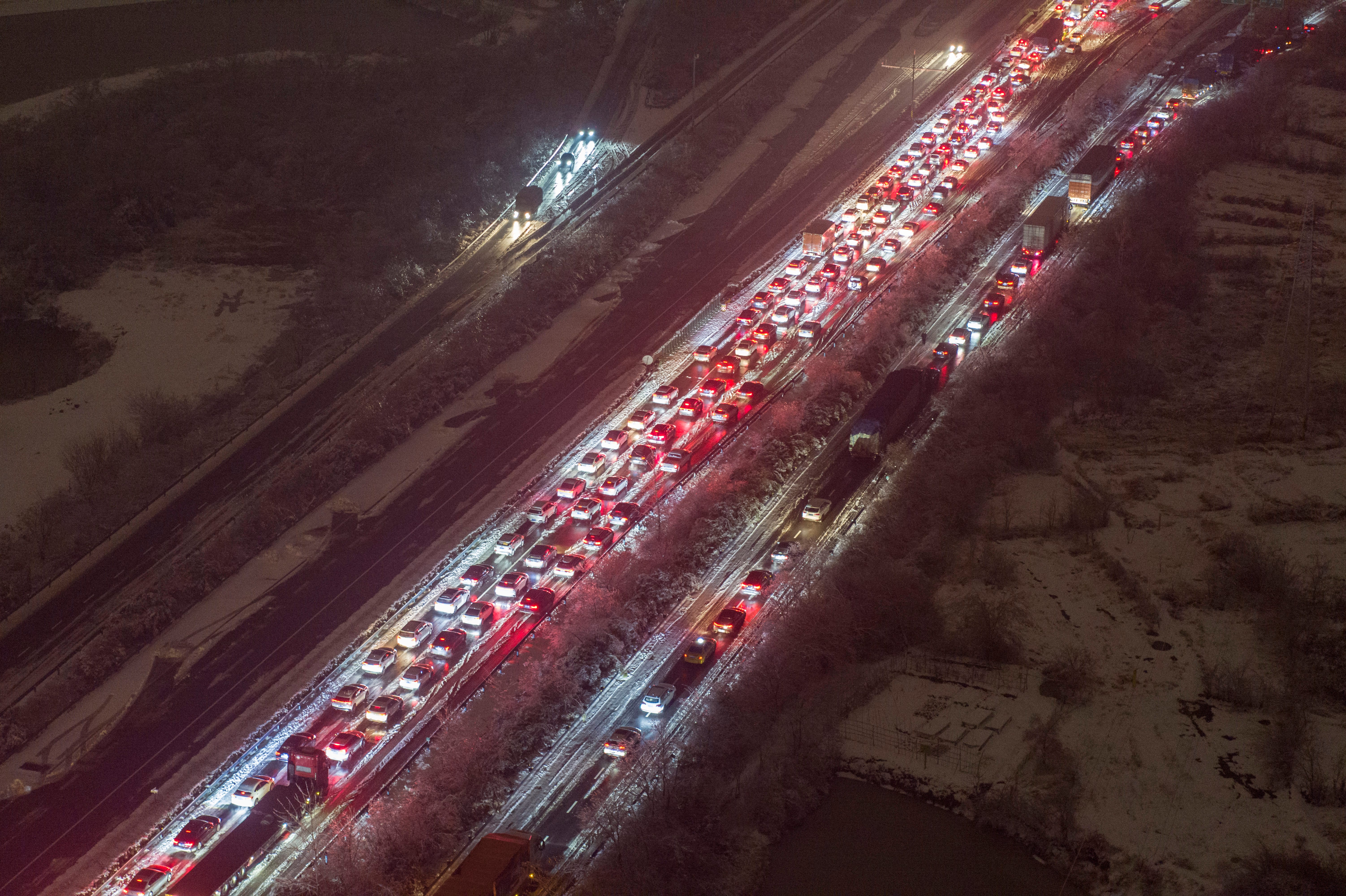 Luftaufnahme von Autos, die aufgrund eines starken Schneefalls in Wuhan, China, im Stau stecken.