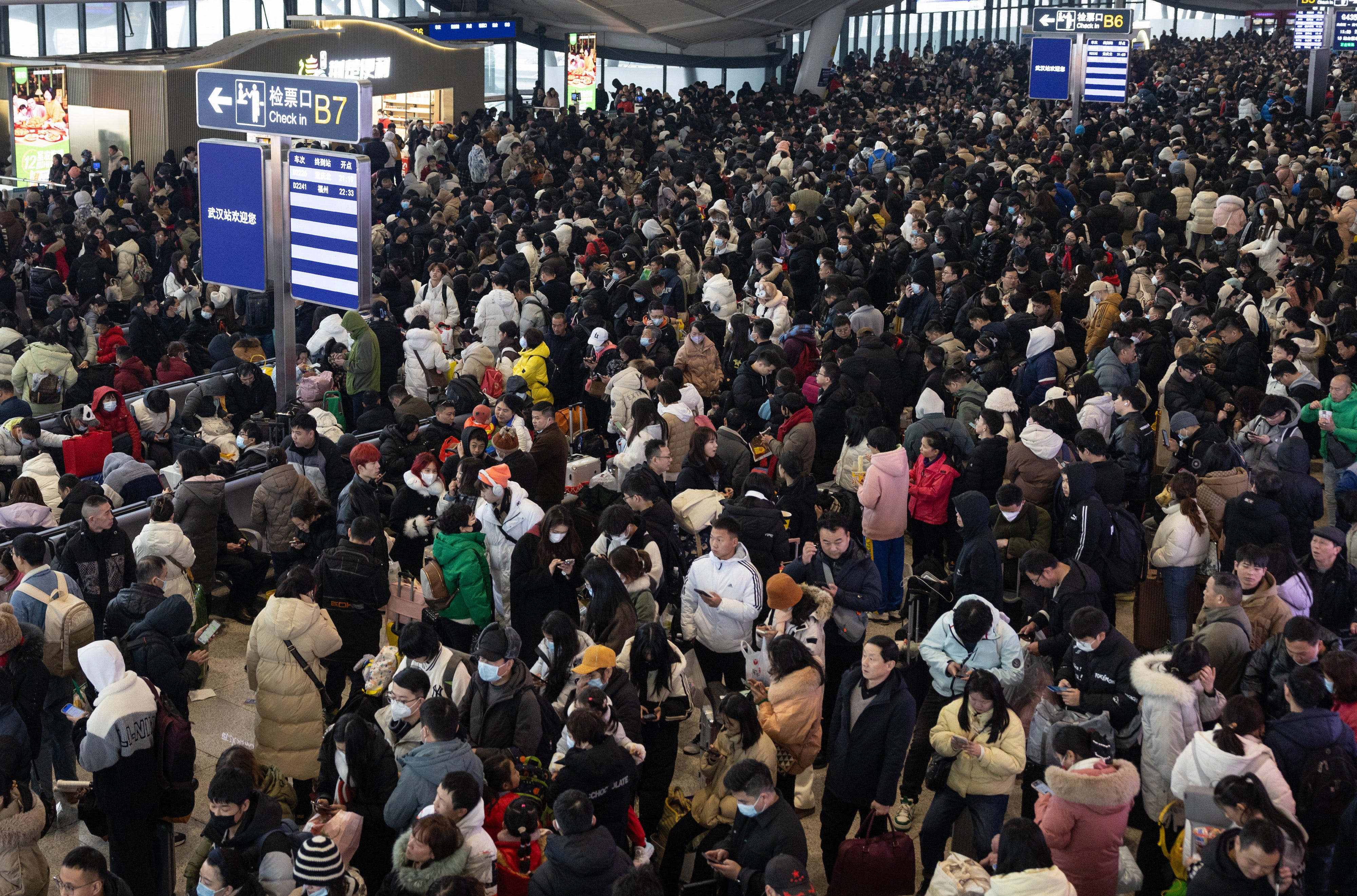 Menschen warten in einer Abflughalle am Bahnhof Wuhan, nachdem einige Züge aufgrund von Eisregen und Schnee eingestellt wurden.