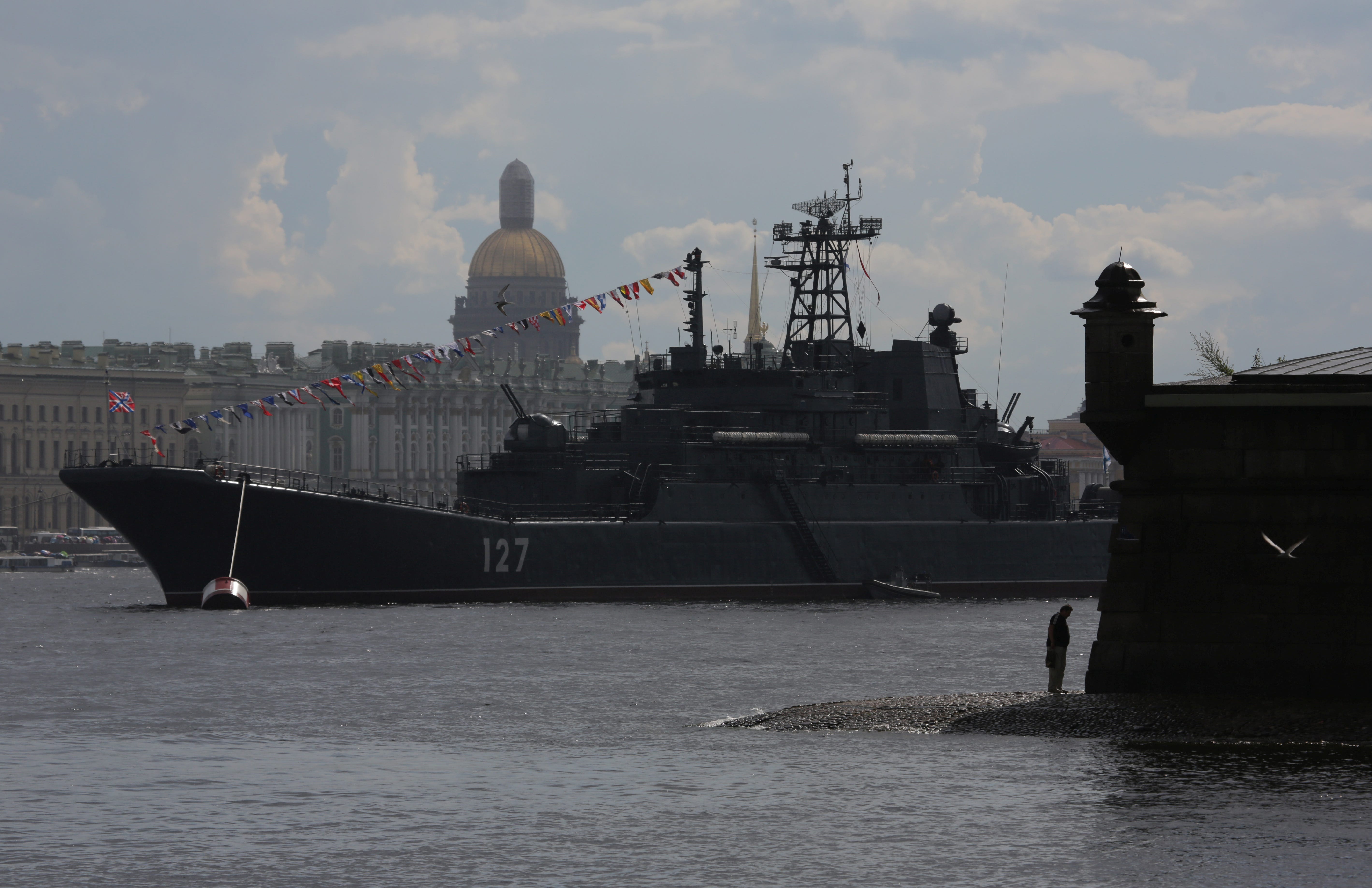 Das große Landungsschiff Minsk der russischen Marine ist in der Newa zu sehen, mit der Isaakskathedrale und dem Eremitage-Museum im Hintergrund in St. Petersburg, Russland