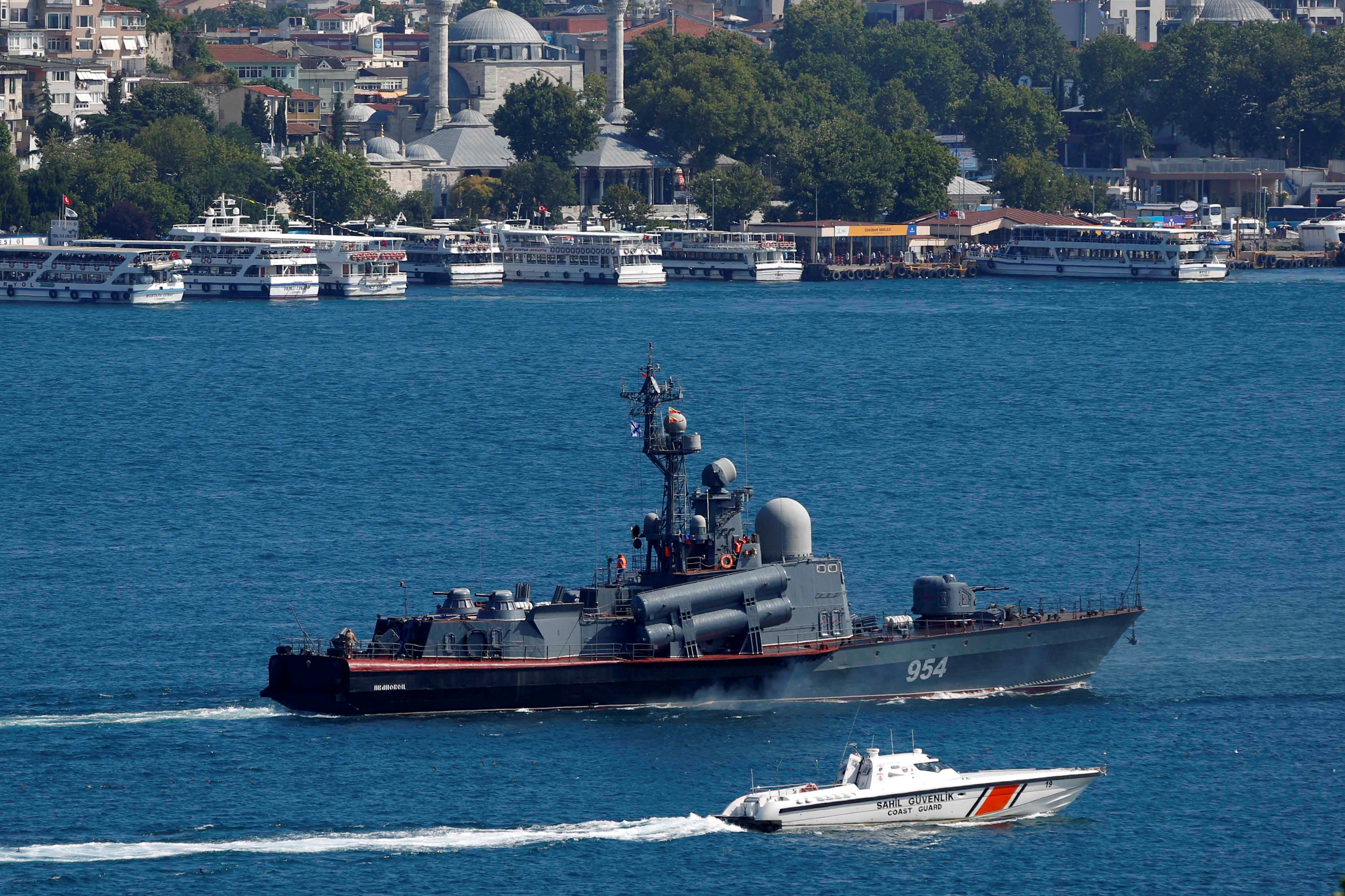 Ein russisches Kriegsschiff wird von einem kleineren türkischen Marineboot eskortiert