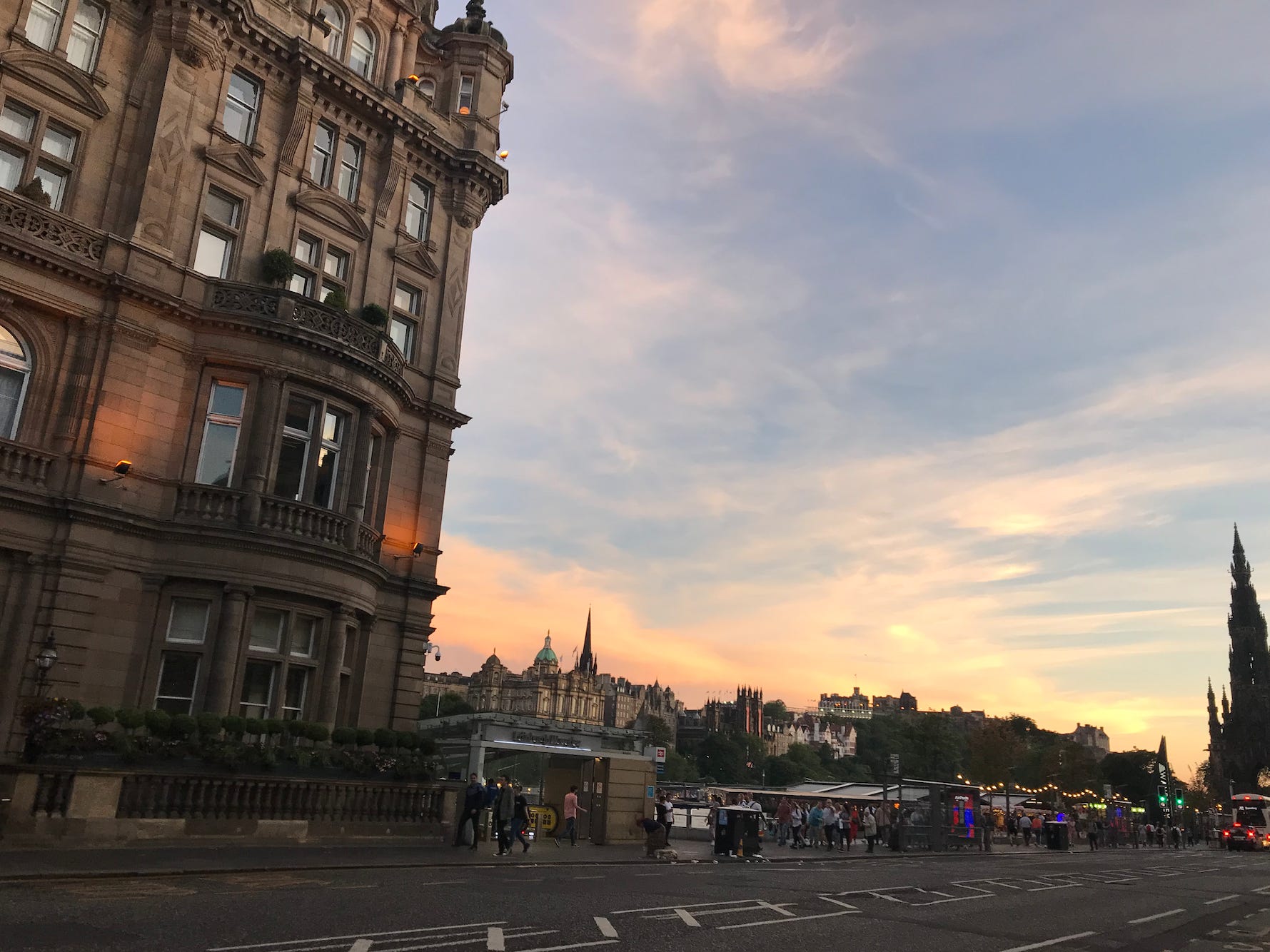 Aufnahme einer Straße in Edinburgh bei Sonnenuntergang