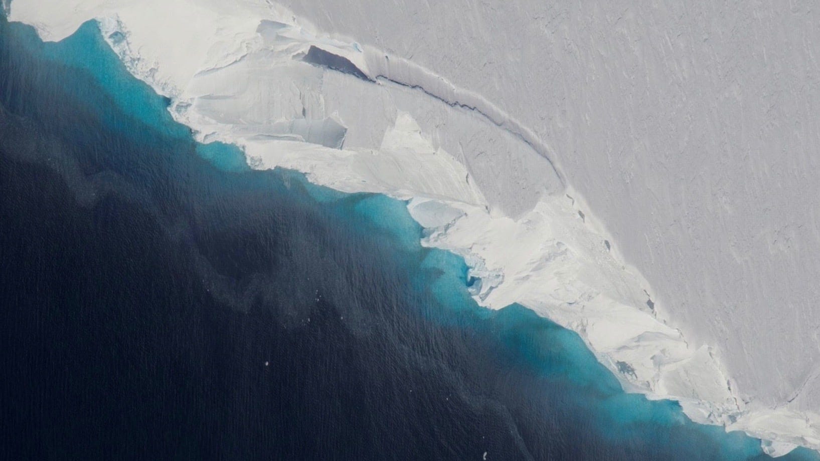 Höhle des Thwaites-Gletschers in der Antarktis