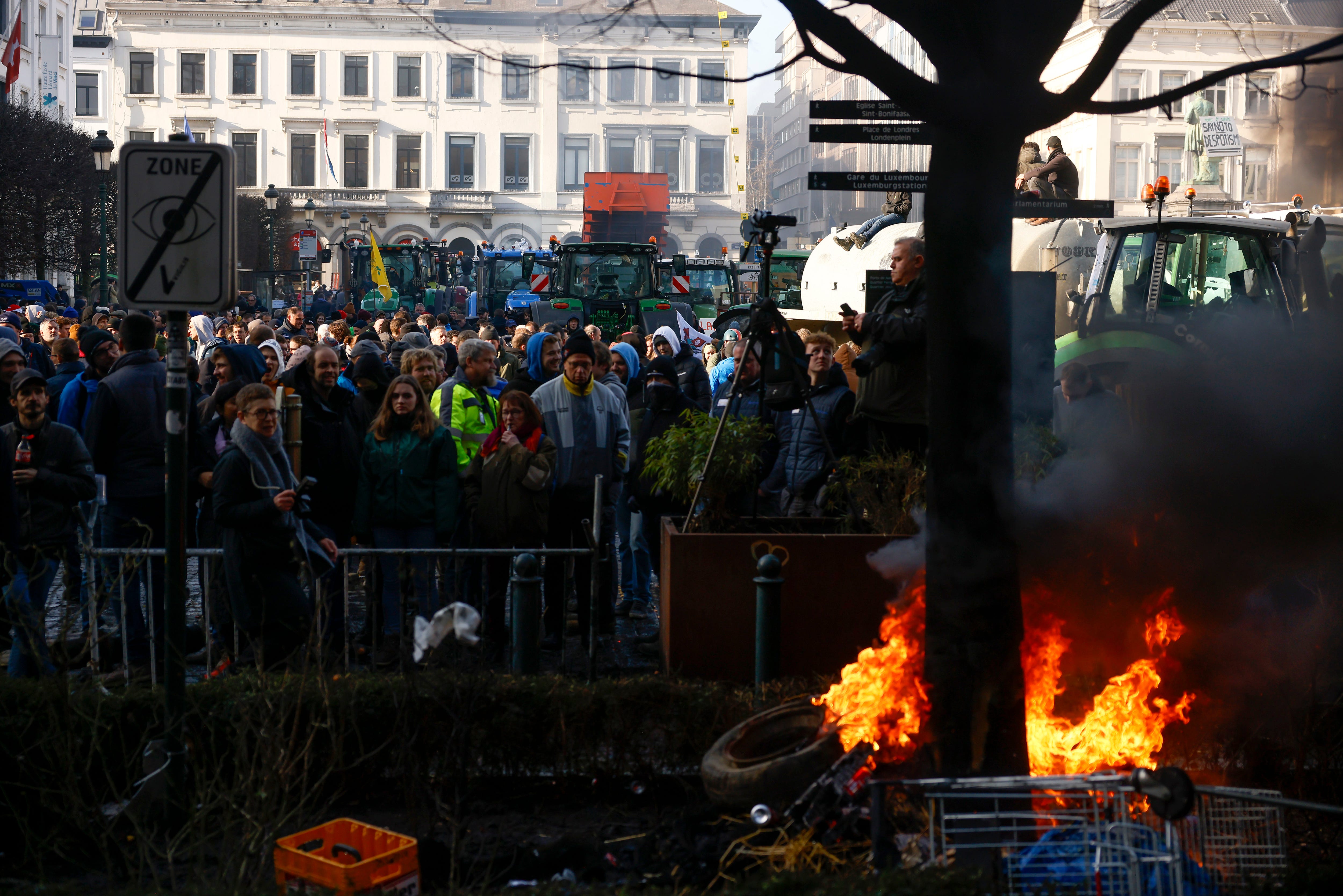 Bauern versammeln sich zum Protest vor dem Europäischen Parlament in Brüssel.