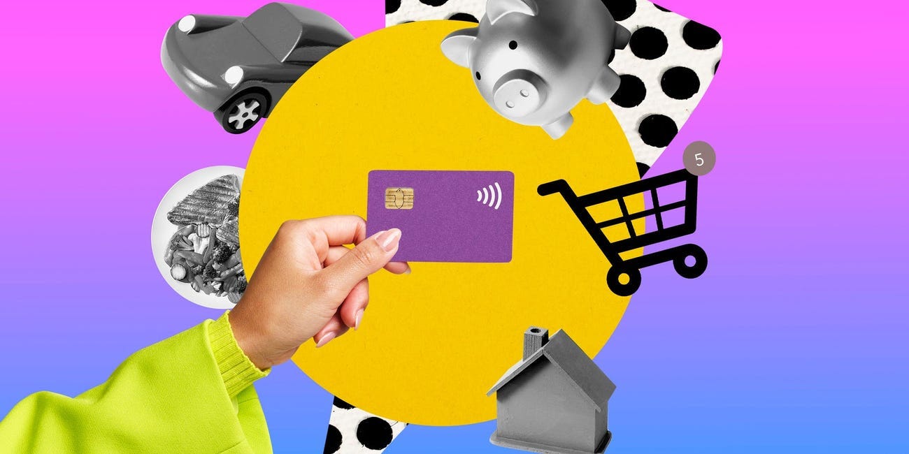 Eine Fotoillustration der Hand einer Frau, die eine Kreditkarte hält.