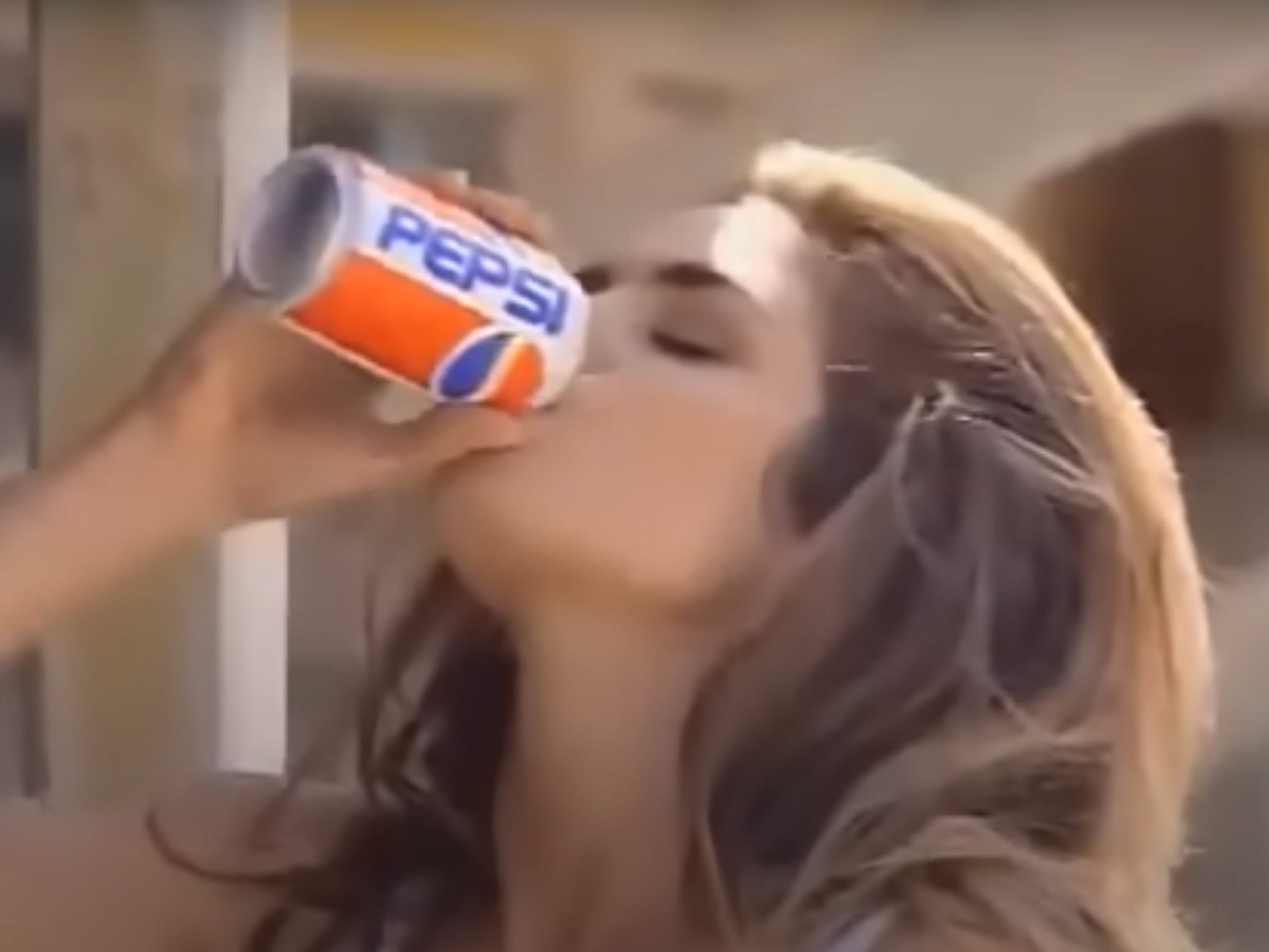 Cindy Crawford trinkt eine Dose Pepsi.