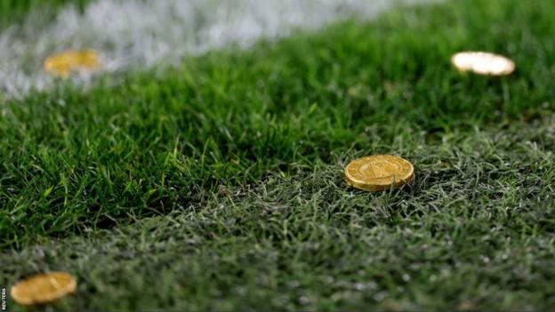 Während des Spiels Dortmund gegen Freiburg wurden Schokoladengoldmünzen auf das Spielfeld geworfen