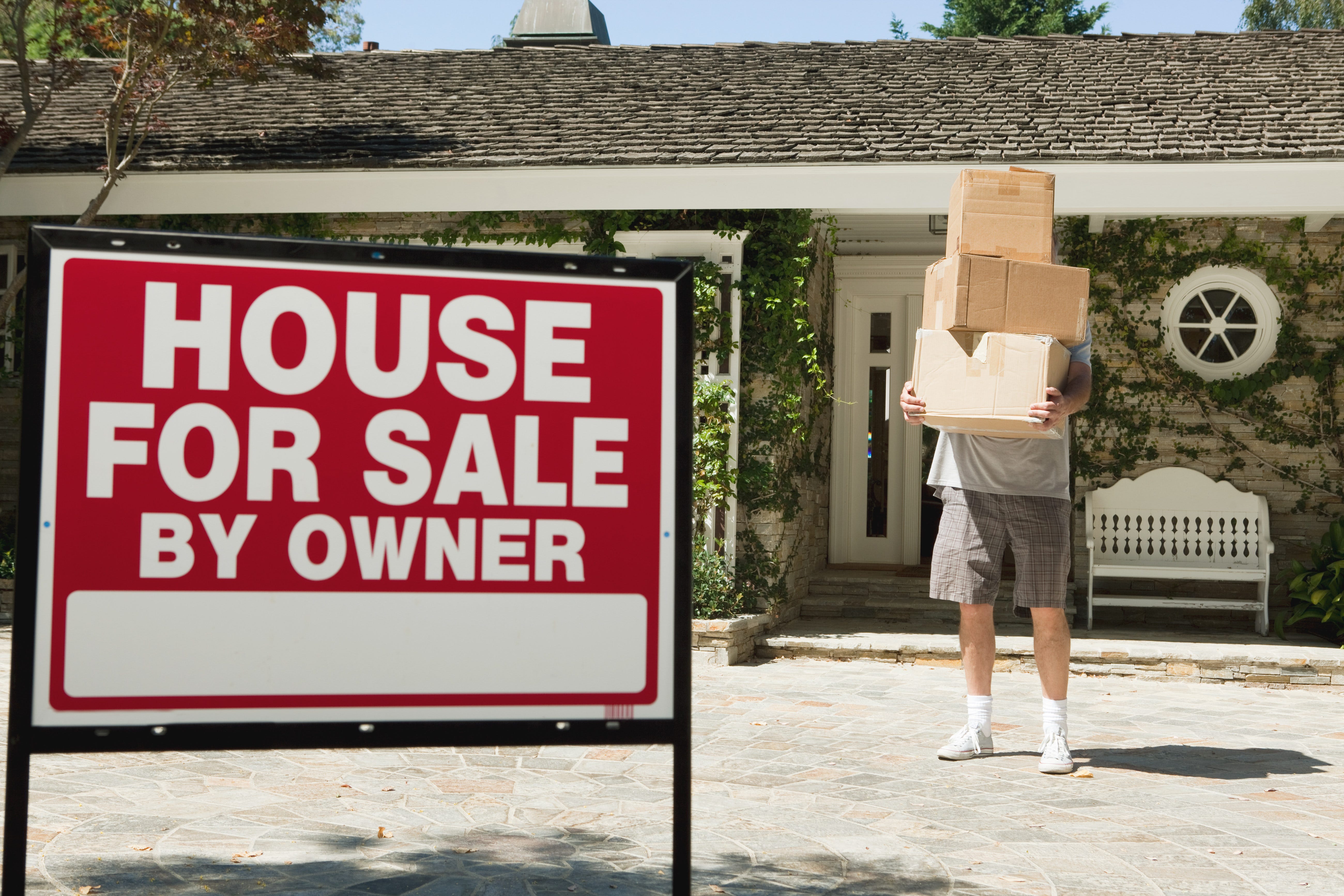 Schild „Haus zum Verkauf“.