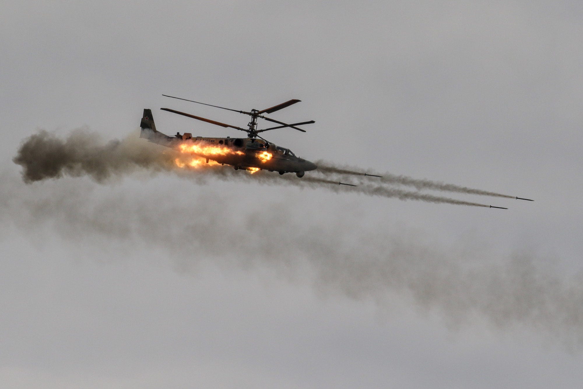 Ein russischer Kampfhubschrauber vom Typ Ka-52 „Alligator“ feuert während einer Demonstration im Jahr 2021 ab.  Berichten zufolge wurde ein Ka-52-Hubschrauber während ihres Aufstands von Wagner-Söldnern zerstört.