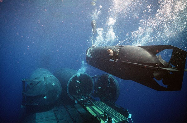Das Seal Delivery Vehicle manövriert in einen trockenen Deckschutz auf dem U-Boot