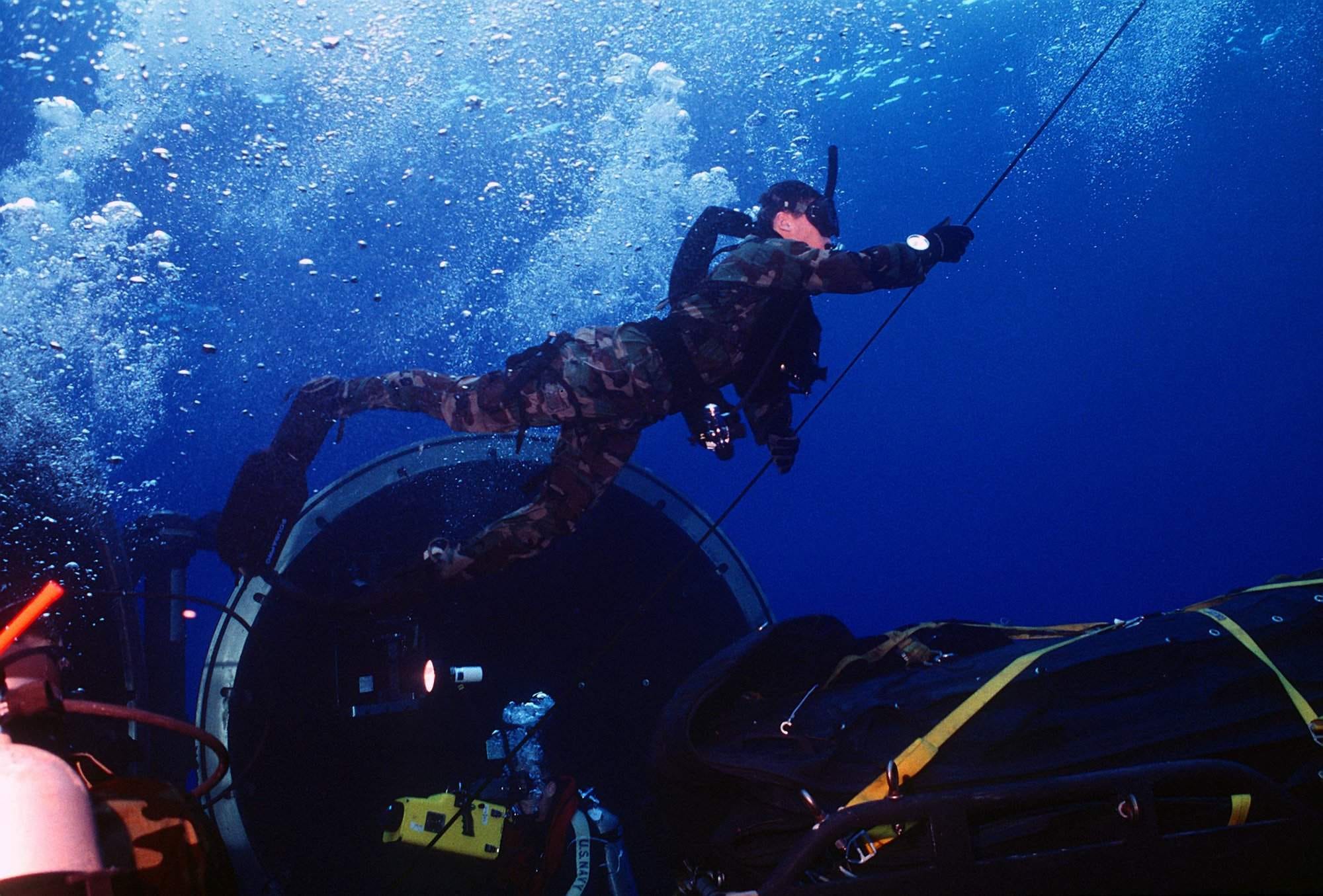 Ein SEAL-Schwimmer steigt vom inzwischen ausgemusterten Atom-U-Boot USS Kamehameha auf