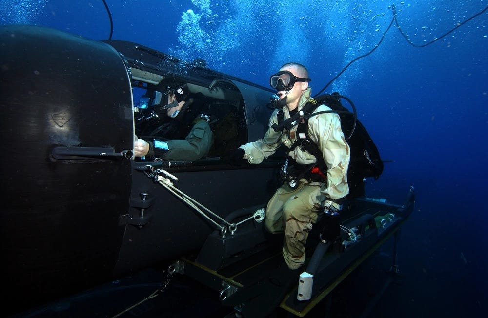 Marinetaucher und Spezialoperator des SEAL Delivery Team 2 führen SDV-Operationen durch