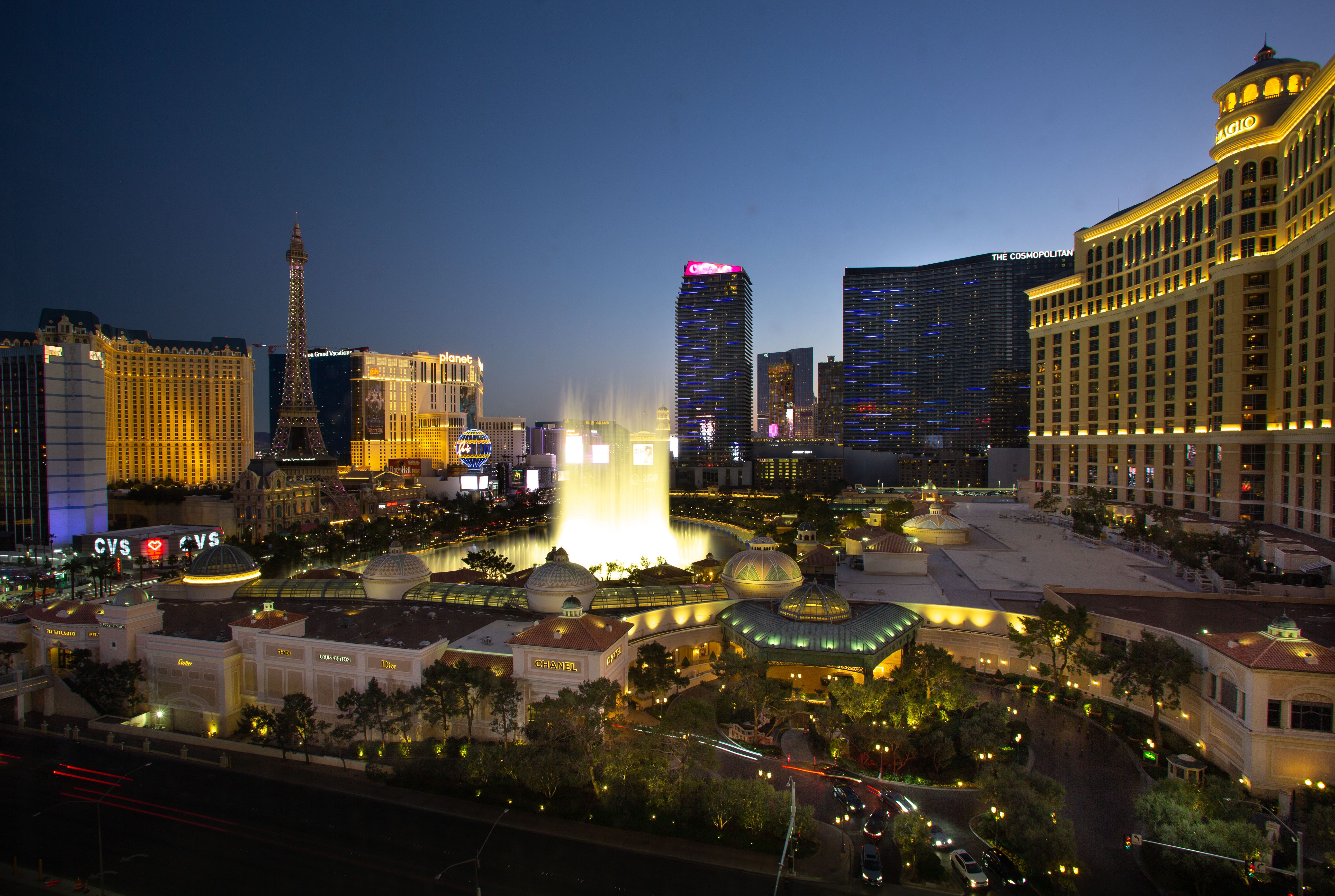 Der Las Vegas Strip und die Bellagio Water Fountain Show in Las Vegas, Nevada.