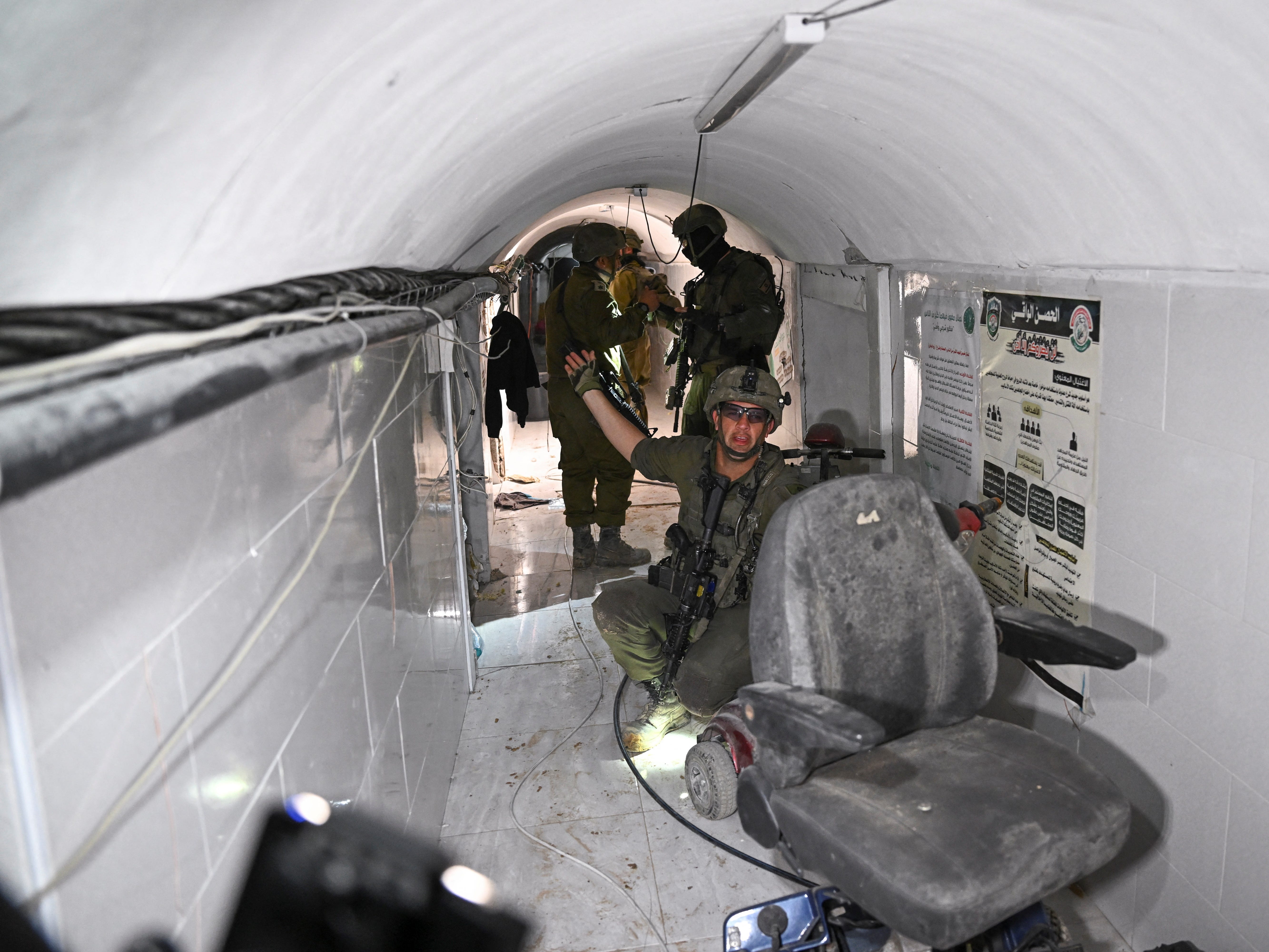 Ein israelischer Soldat gestikulierte in einem vom Militär als Hamas-Kommandotunnel bezeichneten Tunnel, der teilweise unter dem UNRWA-Hauptquartier verläuft.